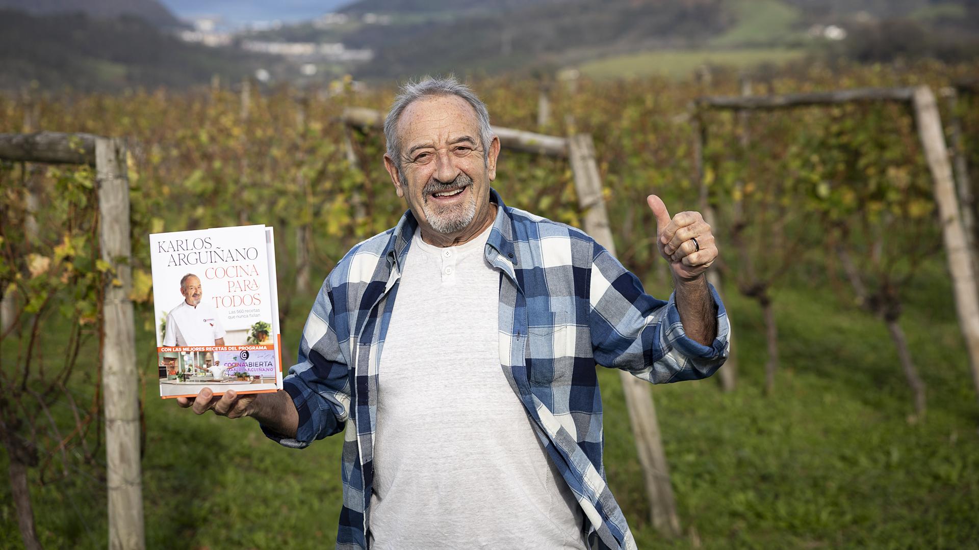Karlos Arguiñano posa con un ejemplar del libro 'Cocina para todos' /