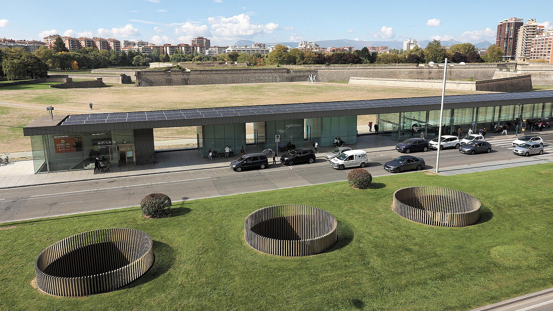Imagen del edificio de la estación con la explanada de césped que se tendrá que levantar para impermeabilizarla detrás /