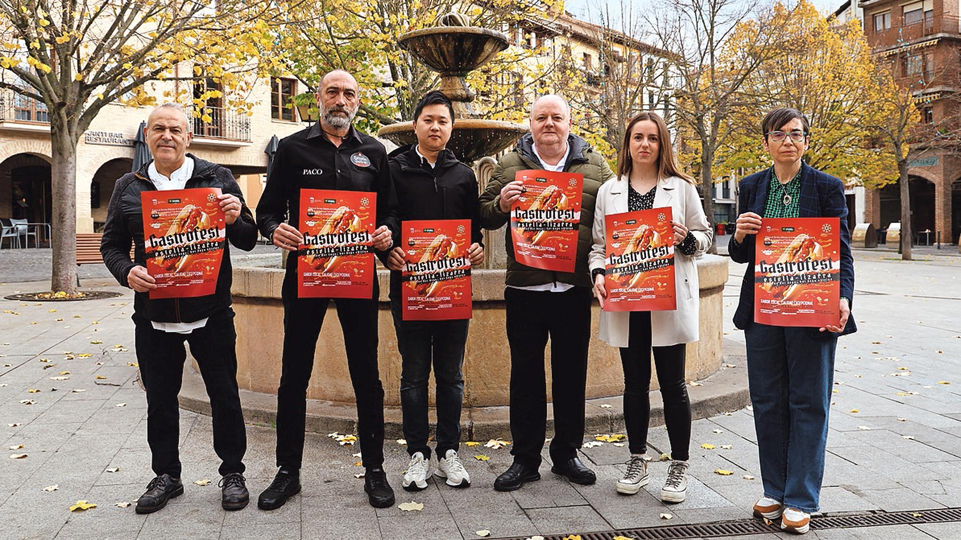 Desde la izda., los hosteleros Jesús Astarriaga, Paco Baquedano, David Zhu y Jorge Ruiz y Maite Basterra y Loreto San Martín, de la Asociación de Comerciantes, ayer en la plaza de Santiagot /