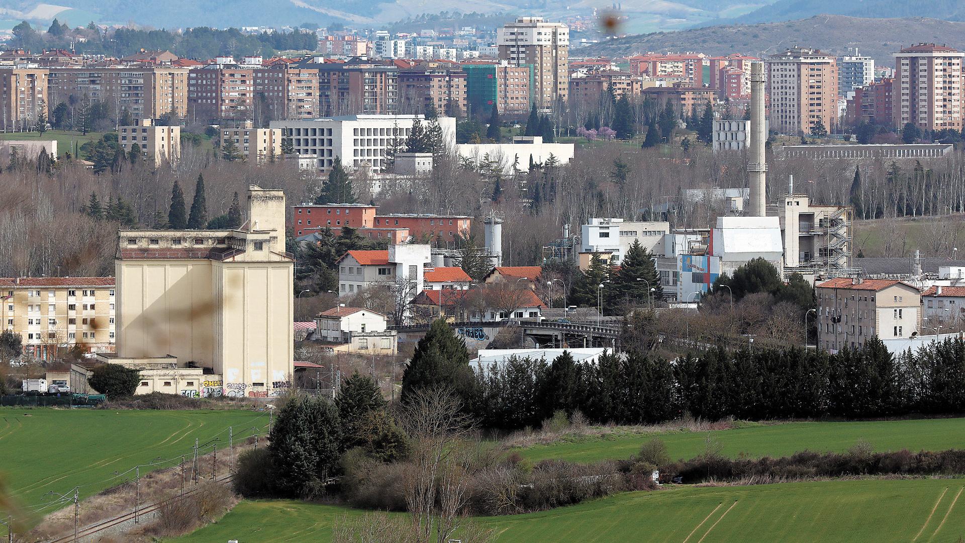 Vista parcial de Echavacoiz y de la actual línea de tren que bordea el barrio de Pamplona /