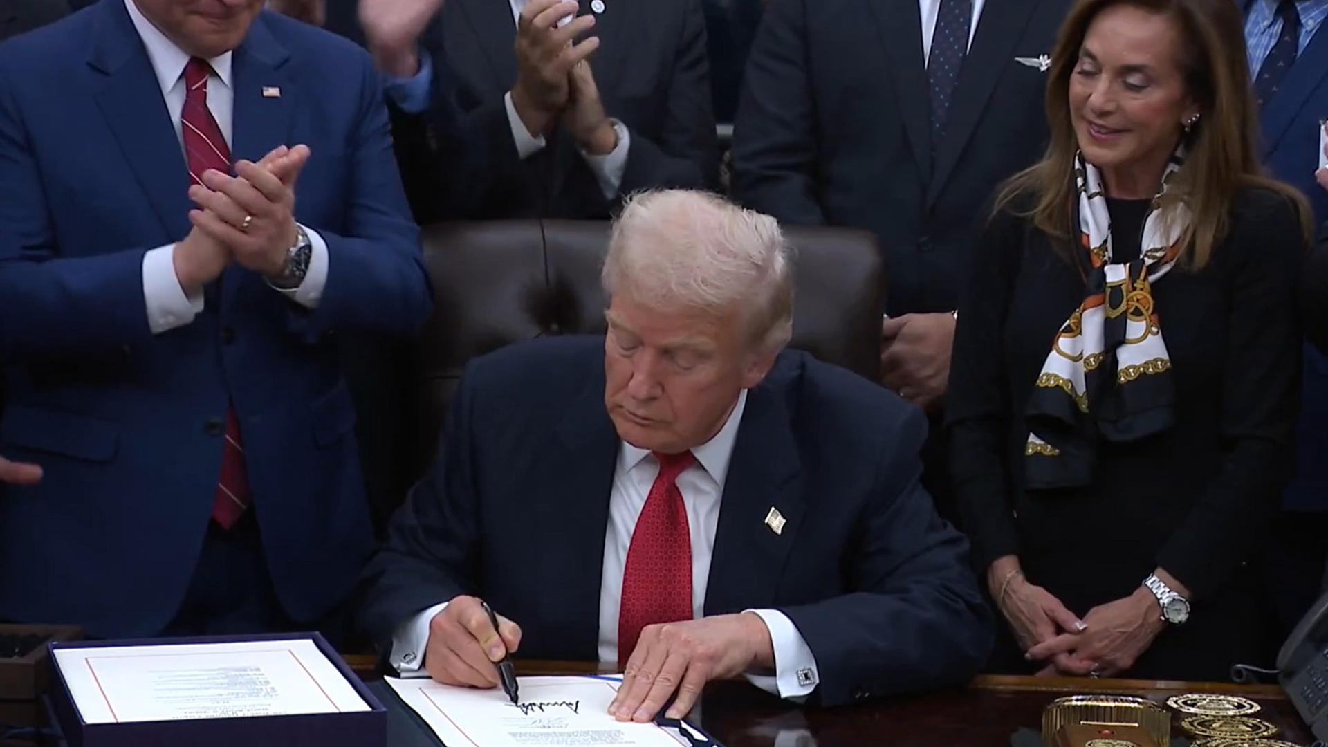 Trump, en el momento de la firma de la ley que pone fin al cierre del Gobierno