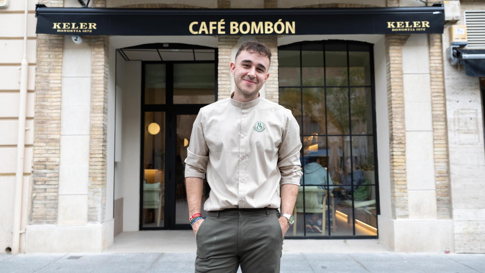 Adrián Alarcón, en la puerta de entrada de la cafetería