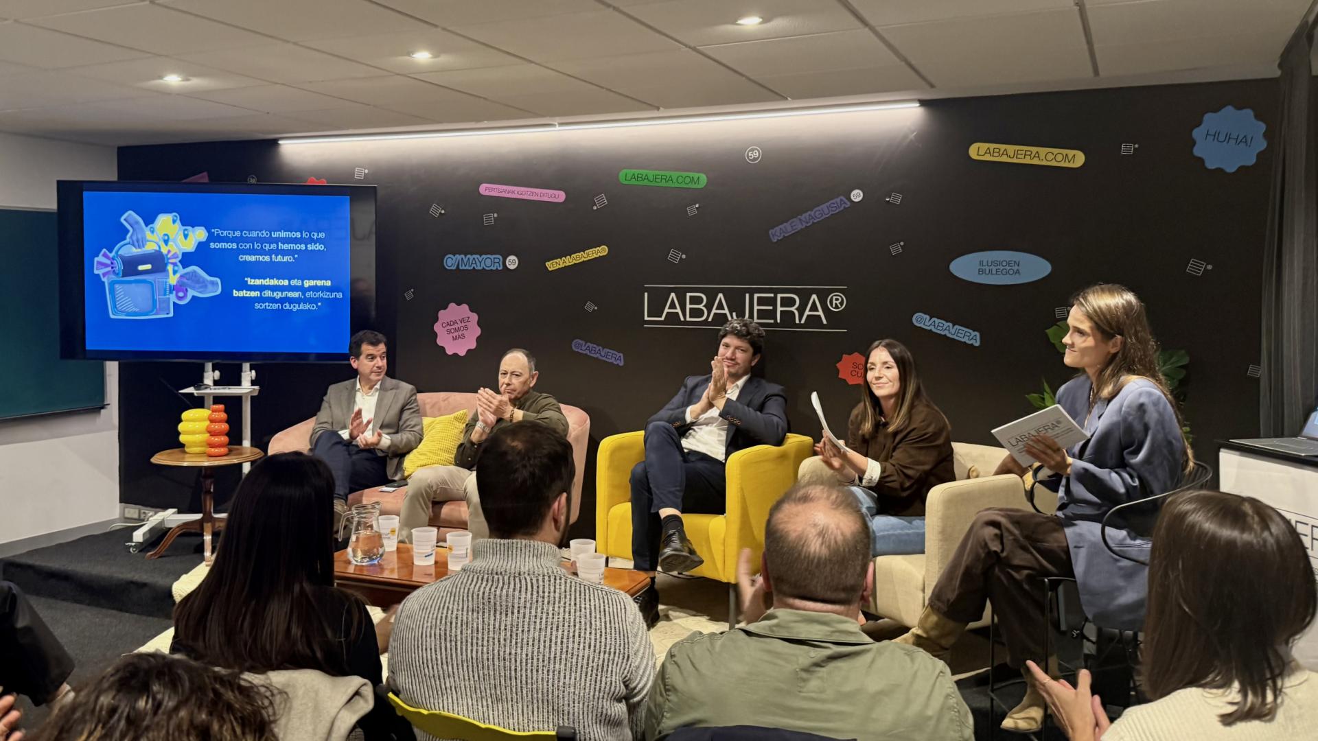 Mikel Irujo, José Ángel Andrés y Guillermo García, acompañados de Maider Etxaleku y María Leache del equipo de LABAJERA® en la presentación de LOTURA