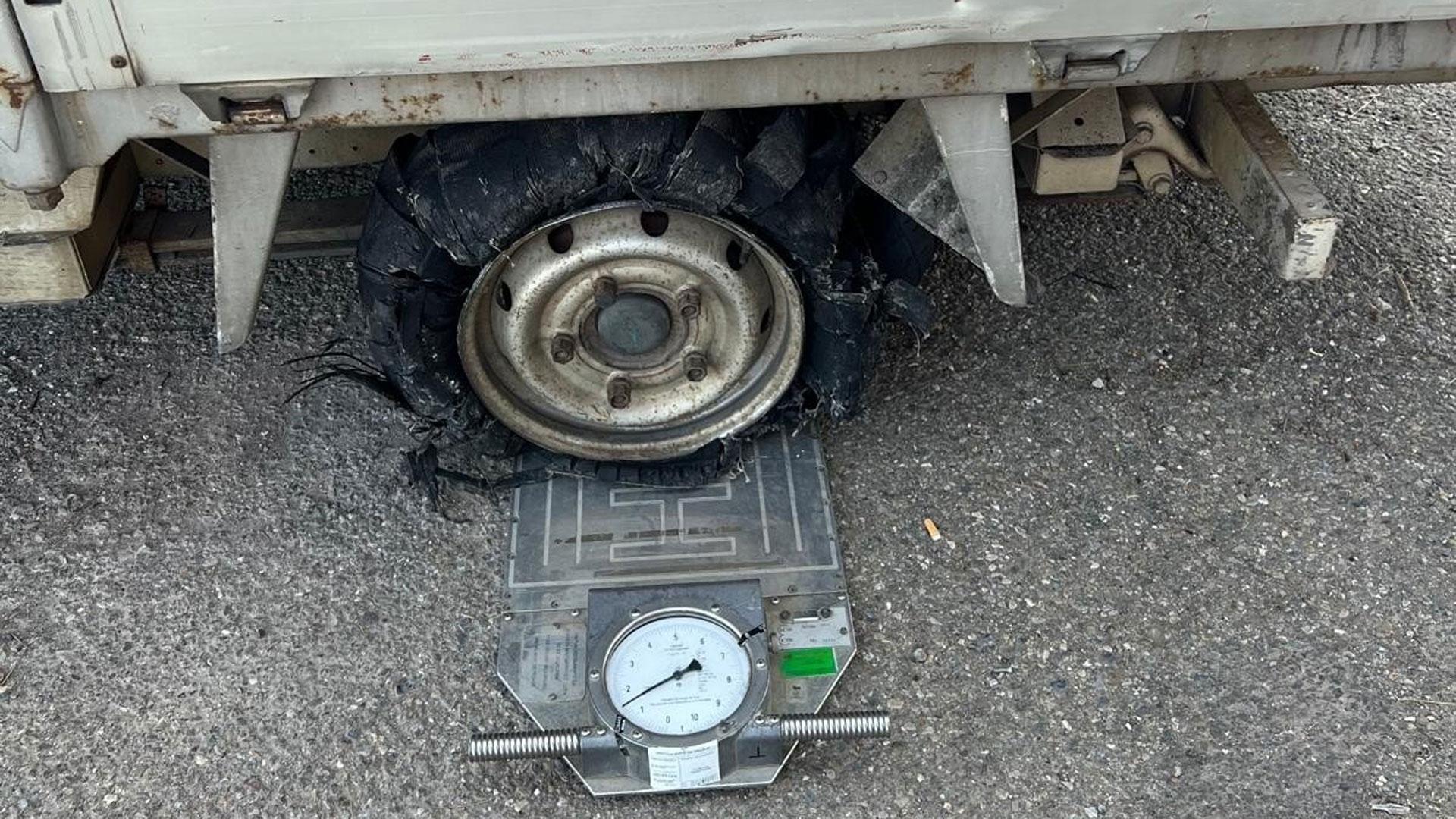 El vehículo circulaba con exceso de carga de 1.000 kilos en el eje trasero, lo que provocó el reventón de una de sus ruedas