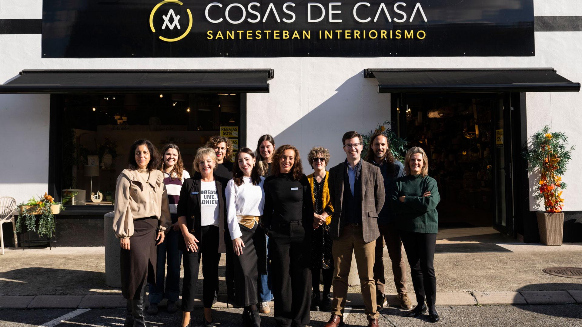 Las responsables de Santesteban Interiorismo, Plazaolako denda y Panpoxa durante la visita del director general Ezcurra a sus comercios de Santesteban, acompañados por personal técnico de CEIN y Cederna-Garalur