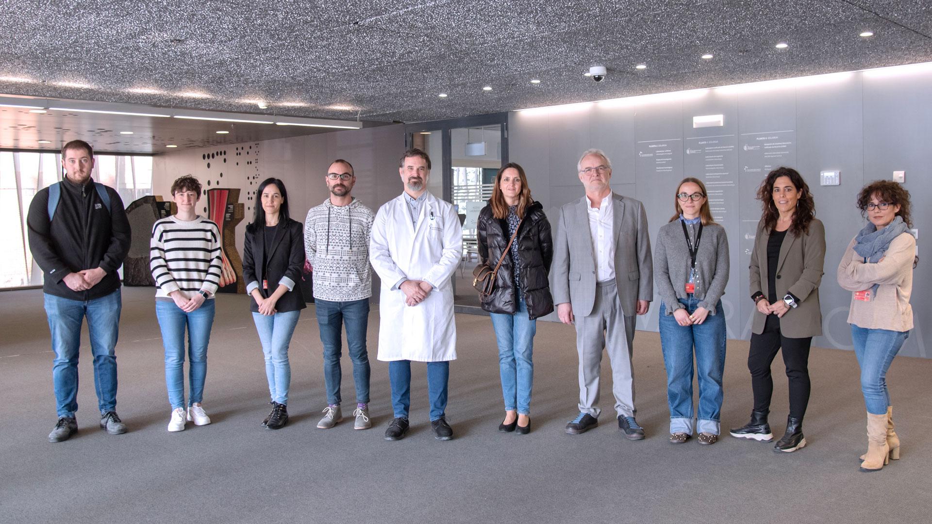 Javier Gómez-Arrue, director de Navarrabiomed; Izaskun Ituláin, gestora de CEIN; y Jesús Zabaleta, Investigador Principal de ReproNAGEN, junto al equipo del proyecto de NNBi y Navarrabiomed