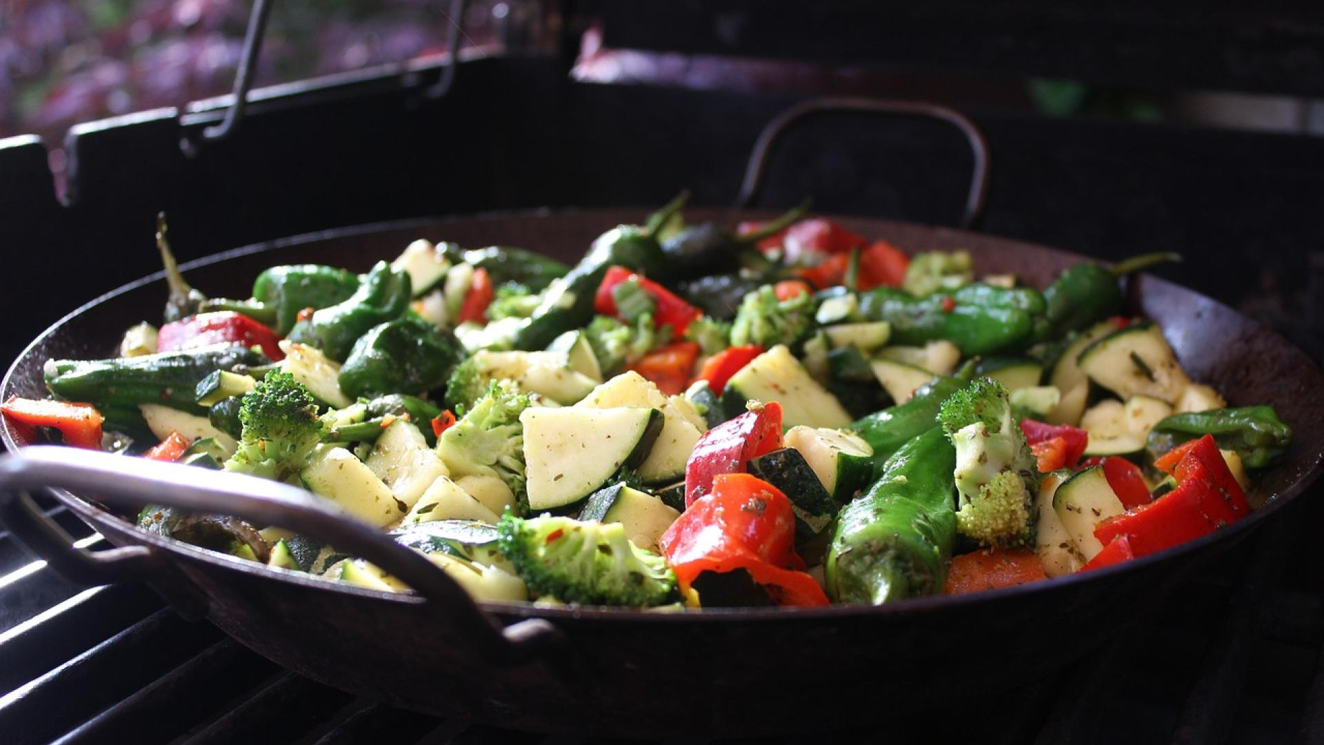 Un plato cocinado de vegetales