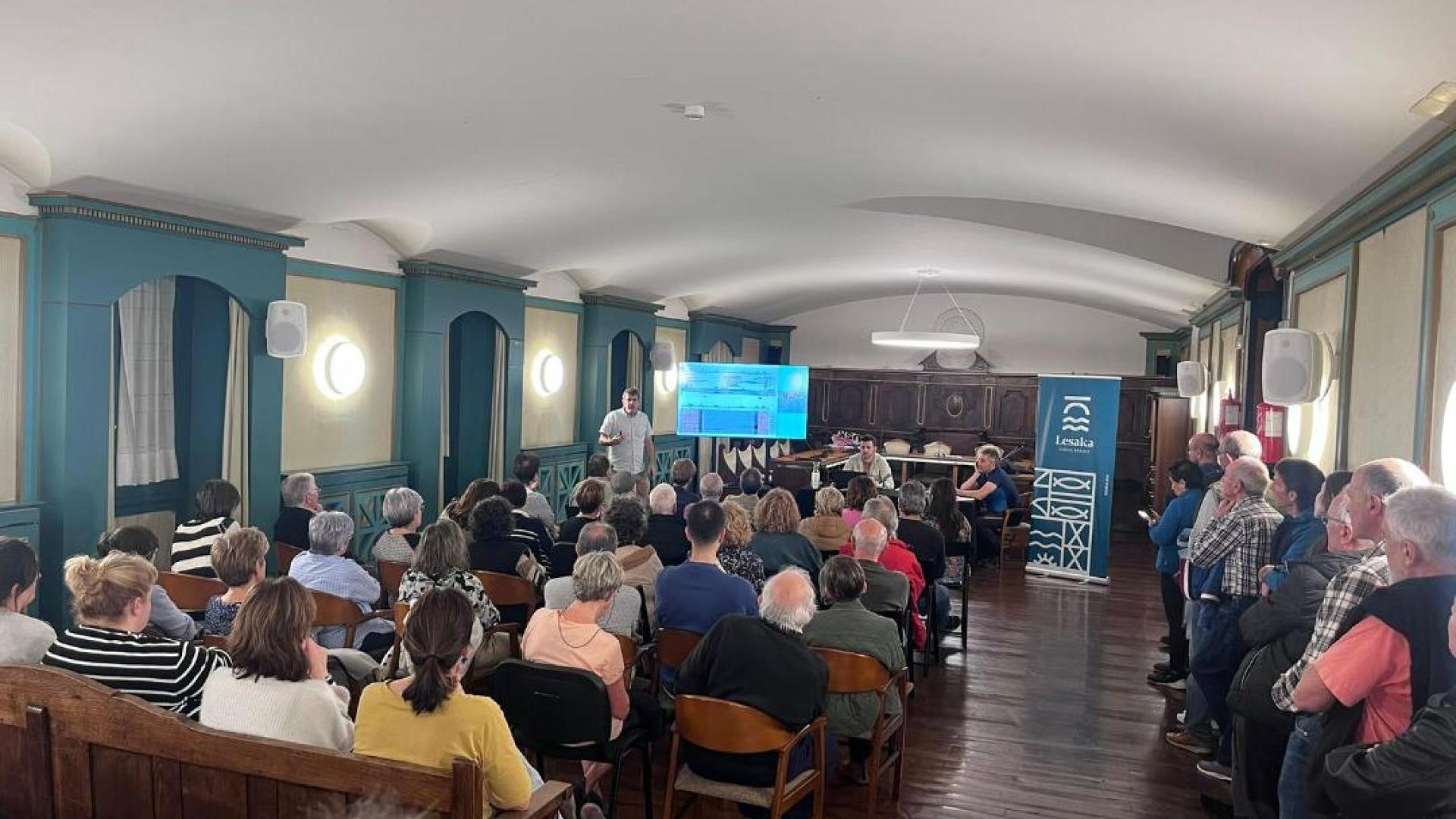 Imagen de la reunión con vecinos afectados para explicar los detales del proyecto de la calle Albistur.