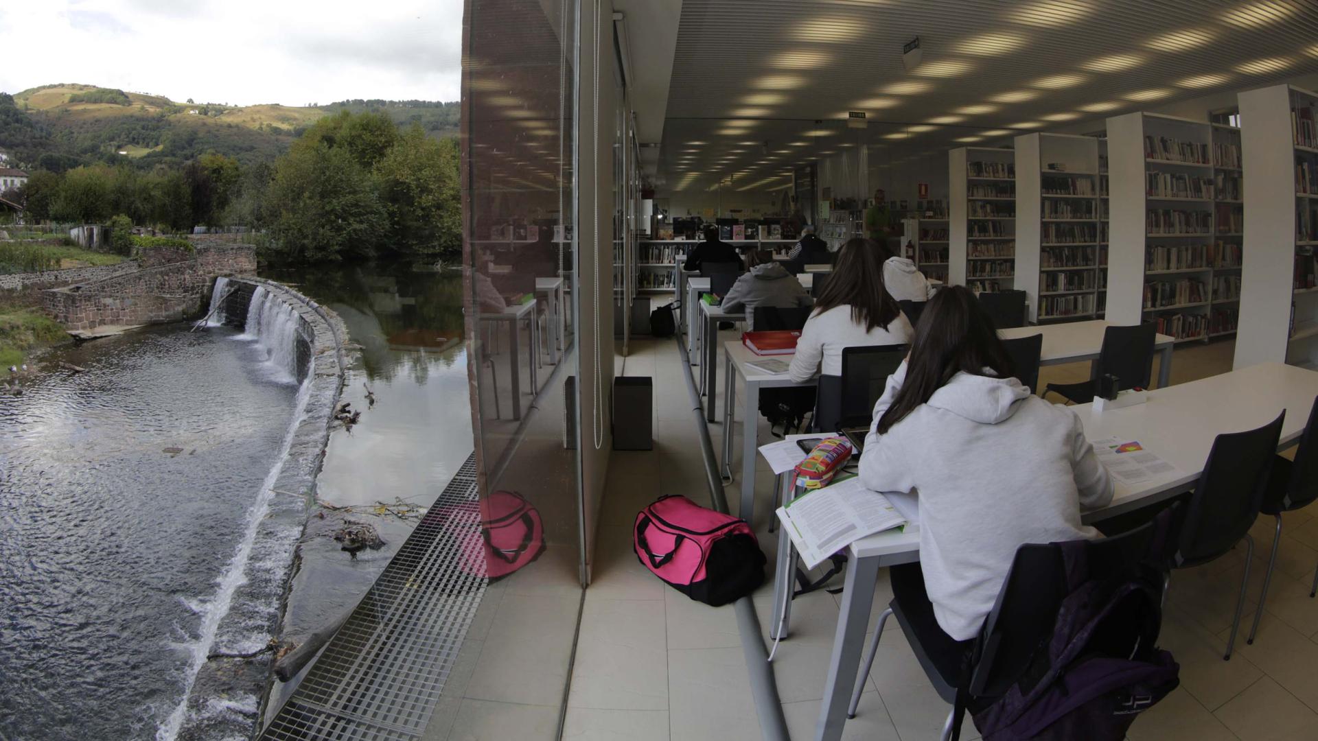 Un grupo de estudiantes, en el interior de la biblioteca situada junto a la presa de Txokoto.