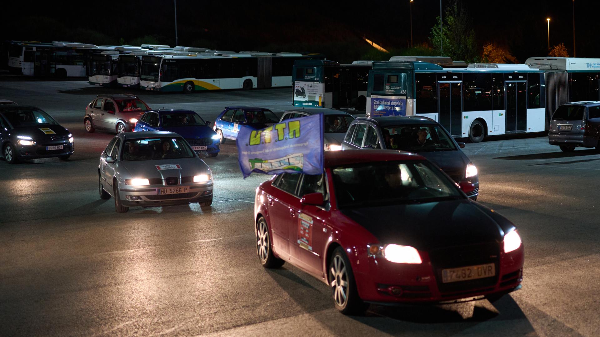 Momento en que la caravana sale de las cocheras de las villavesas.