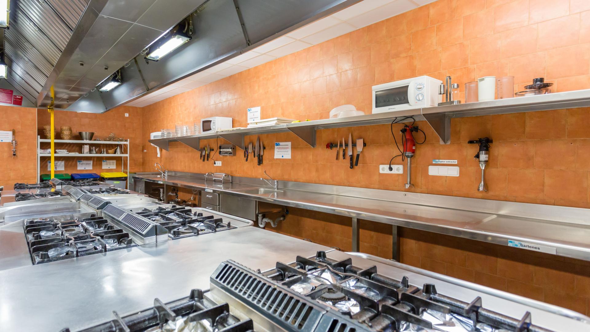 Además del comedor con aforo para 180 personas, la sociedad cuenta con una cocina industrial completamente equipada
