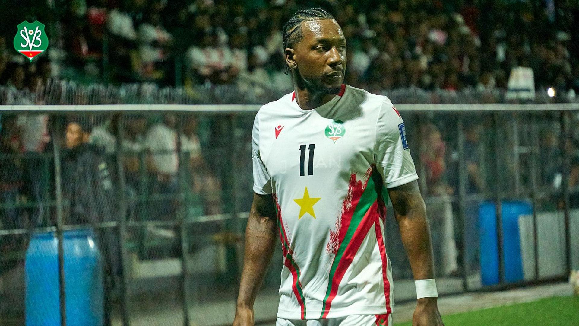 El rojillo Sheraldo Becker, en un partido anterior con la selección de Surinam