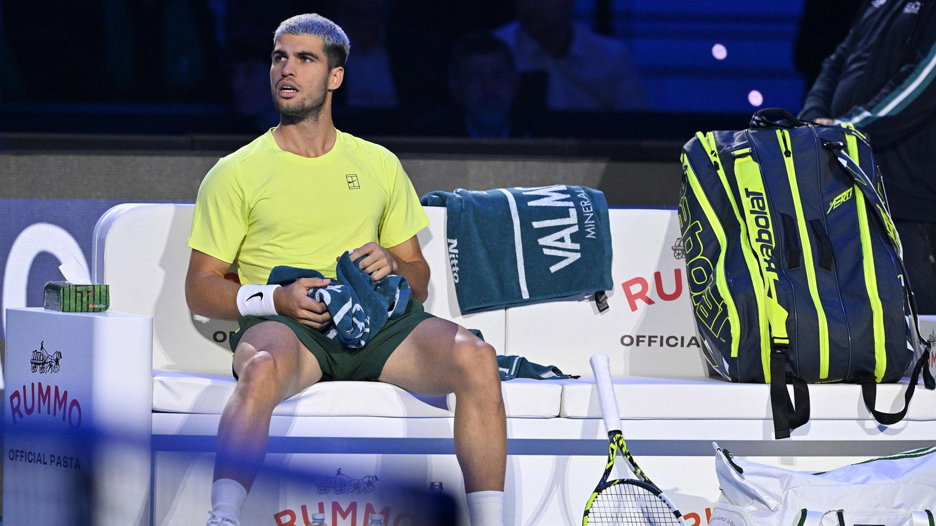 Carlos Alcaraz, en un momento de descanso durante el partido de la fase de grupos de las Finales ATP que le enfrentó a Lorenzo Musetti