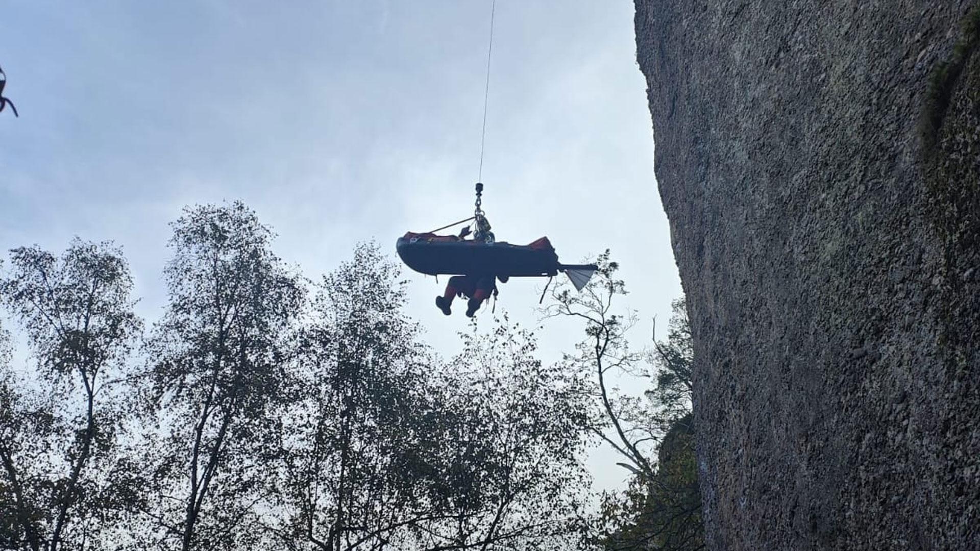 Un momento del rescate del escalador por los bomberos de Navarra