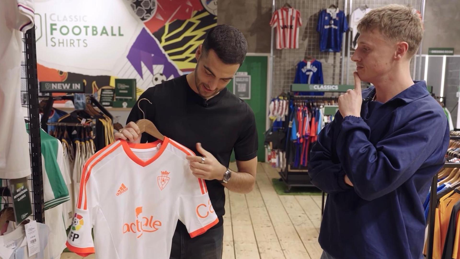 Mikel Merino observa la camiseta de Osasuna que defendió