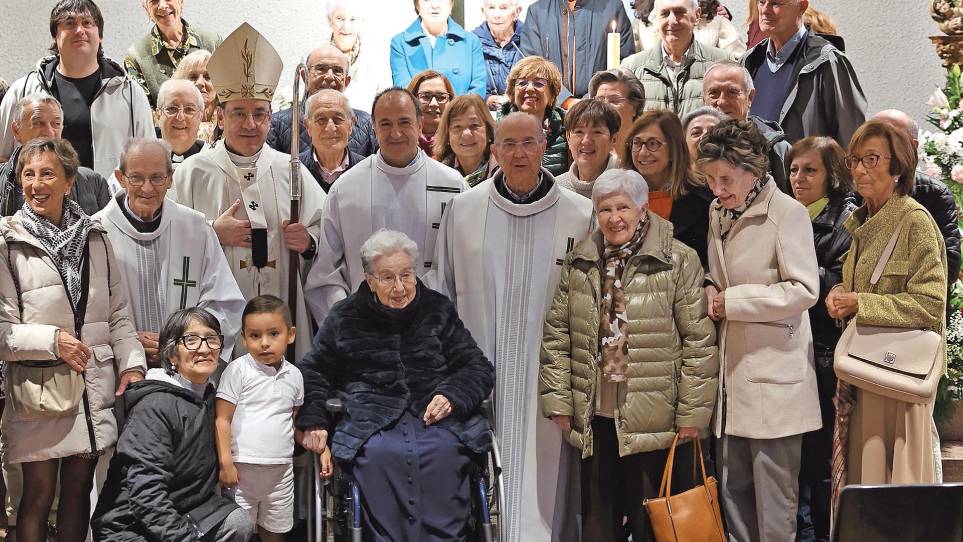 Patro Martínez, acompañada de amigos y feligreses de la parroquia de San Juan Bosco, en la misa por su cumpleaños, el pasado sábado.