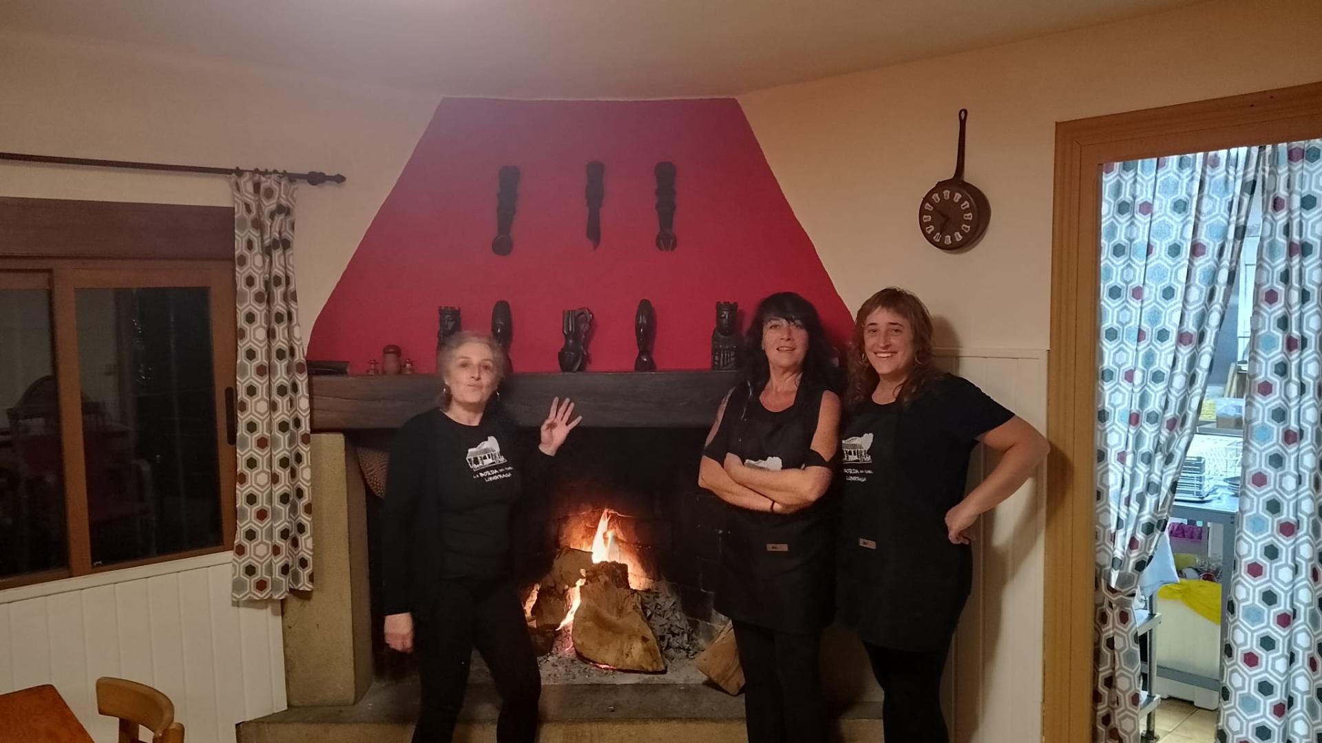 Olga Landa, Marta Ruiz y Laura Aramendía, junto a la chimenea de la Borda del Túnel de Lizarraga.