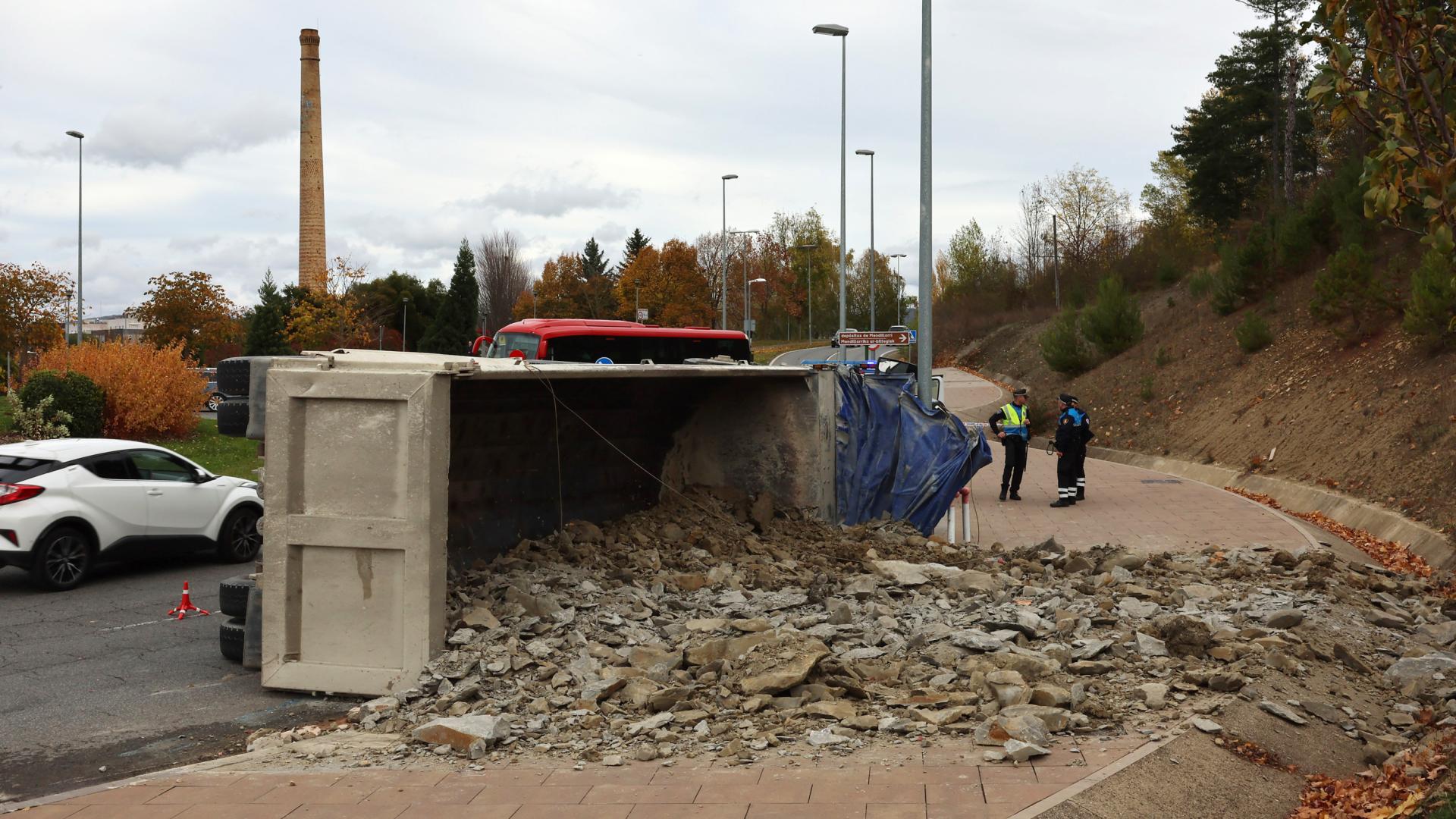 Imagen del camión volcado en la rotonda de acceso a Mendillorri desde Lezkairu