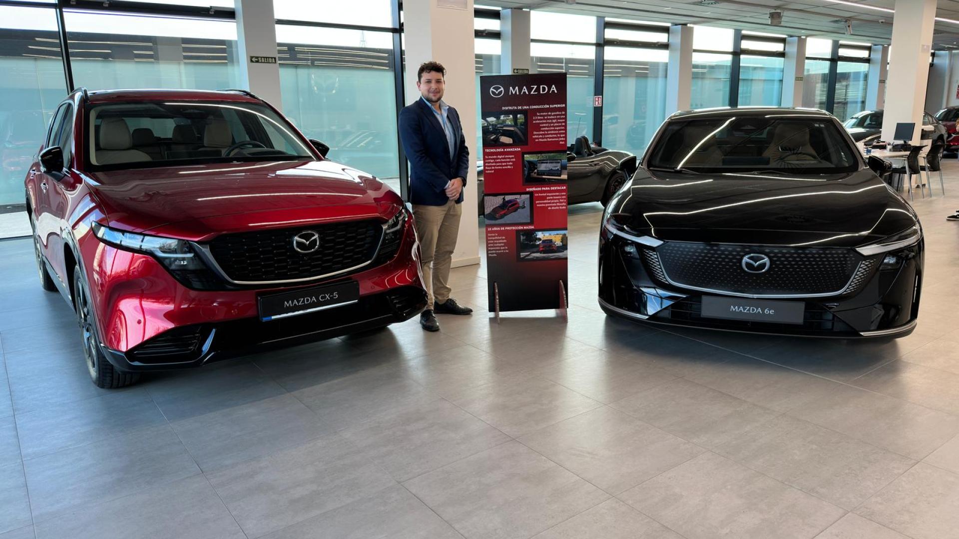Diego Fernández, asesor comercial Mazda Business Center Solauto, con los nuevos Mazda CX5 y Mazda 6e.