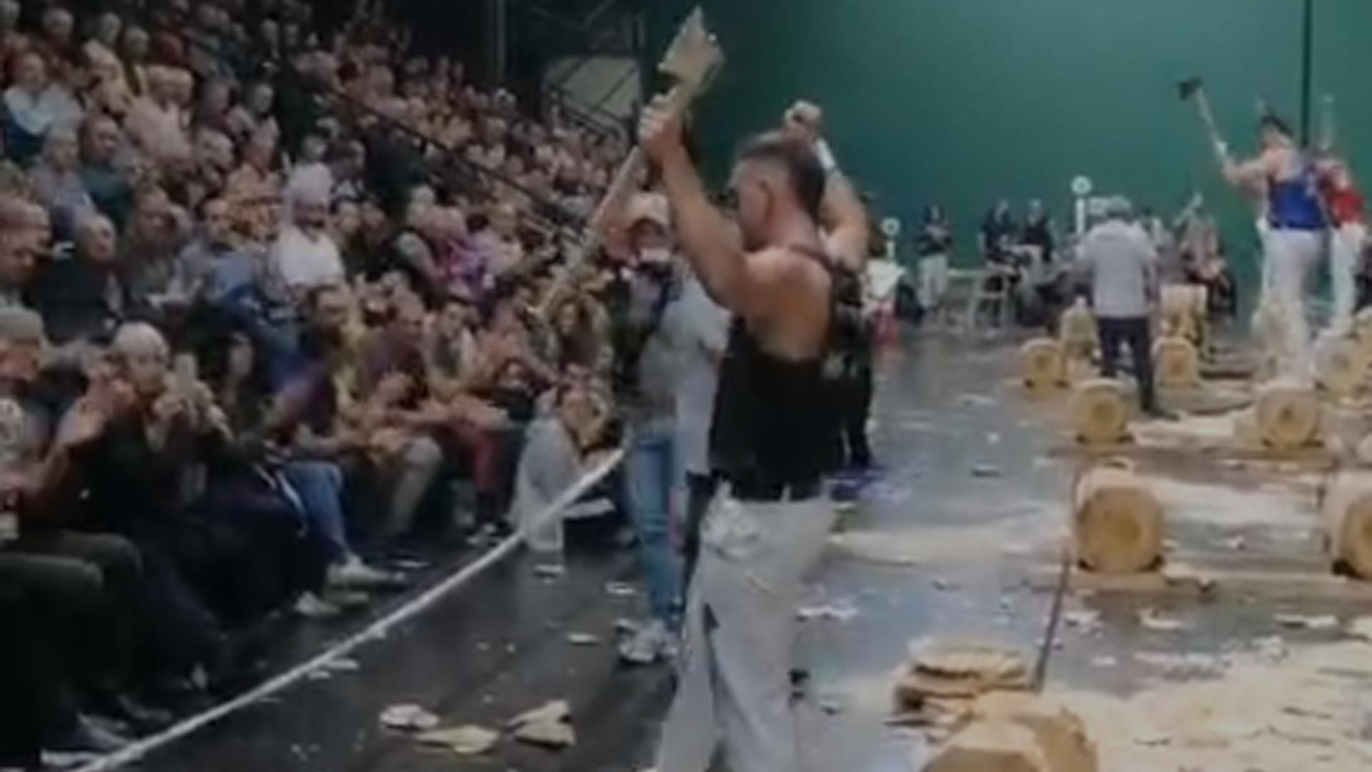 Iker Vicente durante el Campeonato Navarro de Aizkolaris de Primera