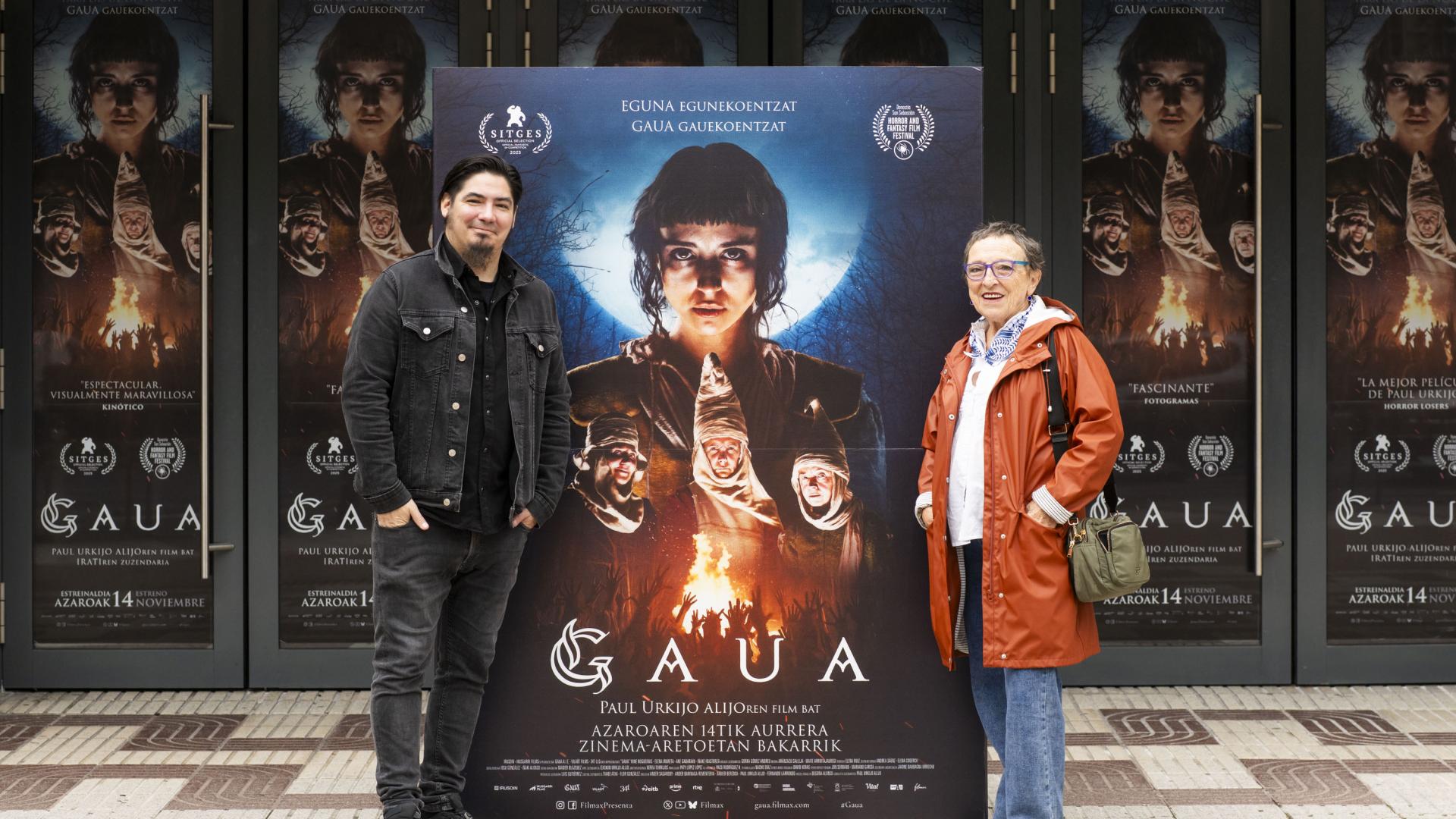 Paul Urkijo y Elena Úriz este viernes en los cines Golem Baiona de Pamplona, donde presentaron 'Gaua'
