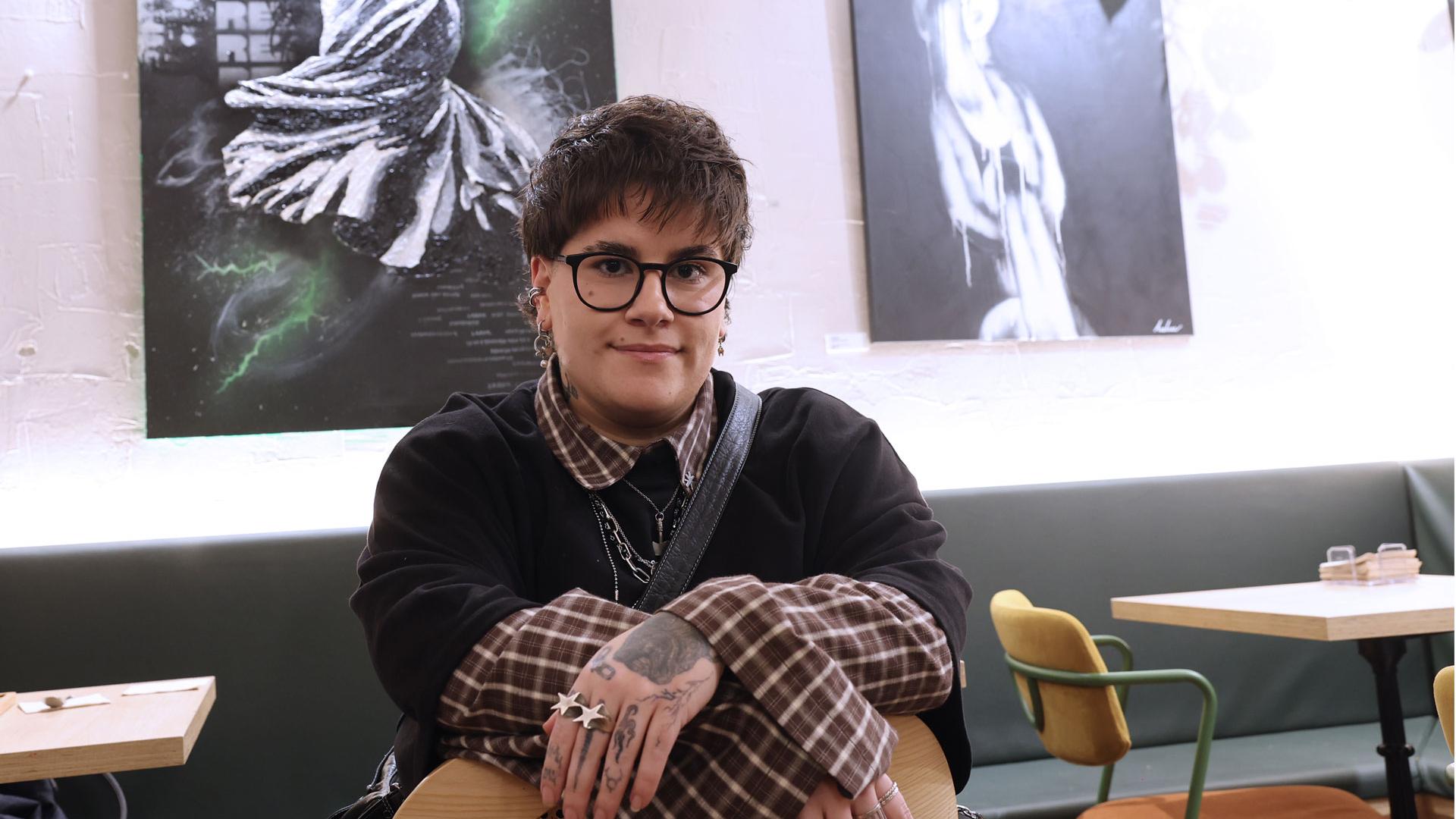 Andrea Rodríguez Sánchez, delante de sus obras Futuro Roto y Chains, en la cafetería.