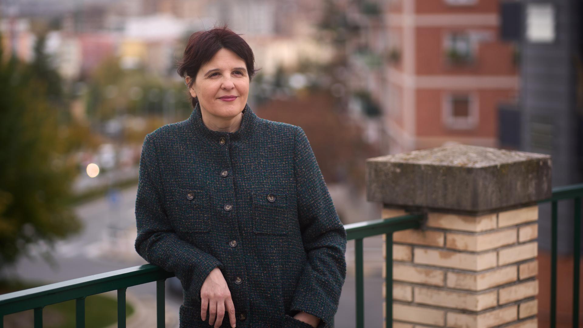 Regina Salcedo es autora de media docena de poemarios, cuatro obras de otros géneros y vocal de Literatura y Lingüística en el Ateneo