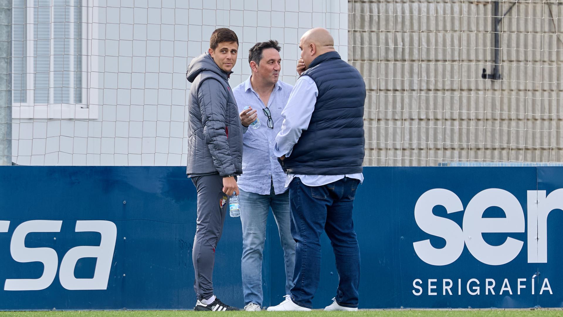 A: J.P. Urdíroz F: 11-11-2025 P: Lisci, Cata, Braulio L: Pamplona. Instalaciones del C.A. Osasuna en Tajonar. T: Fútbol. Entrenamiento del primer equipo.