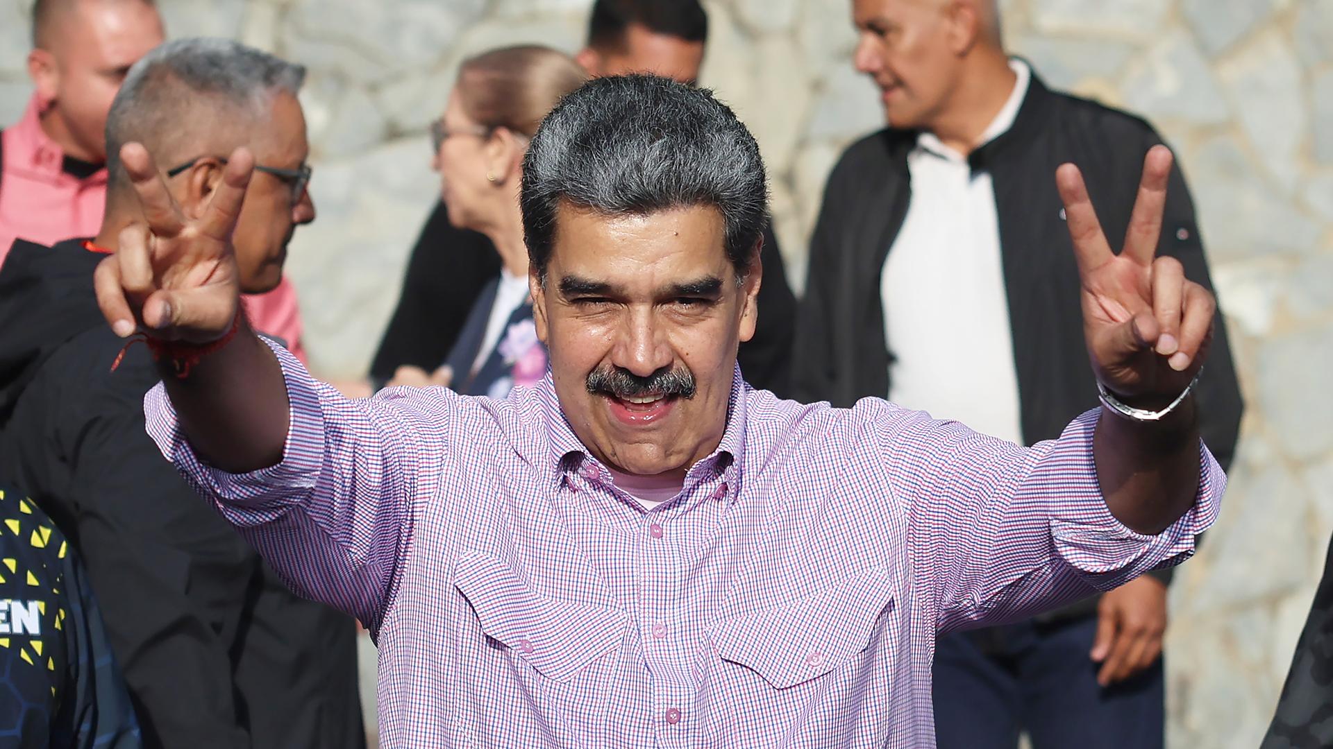 El presidente de Venezuela, Nicolás Maduro, saluda a simpatizantes durante la Gran Marcha de la juventud del pasado jueves 13 de noviembre /
