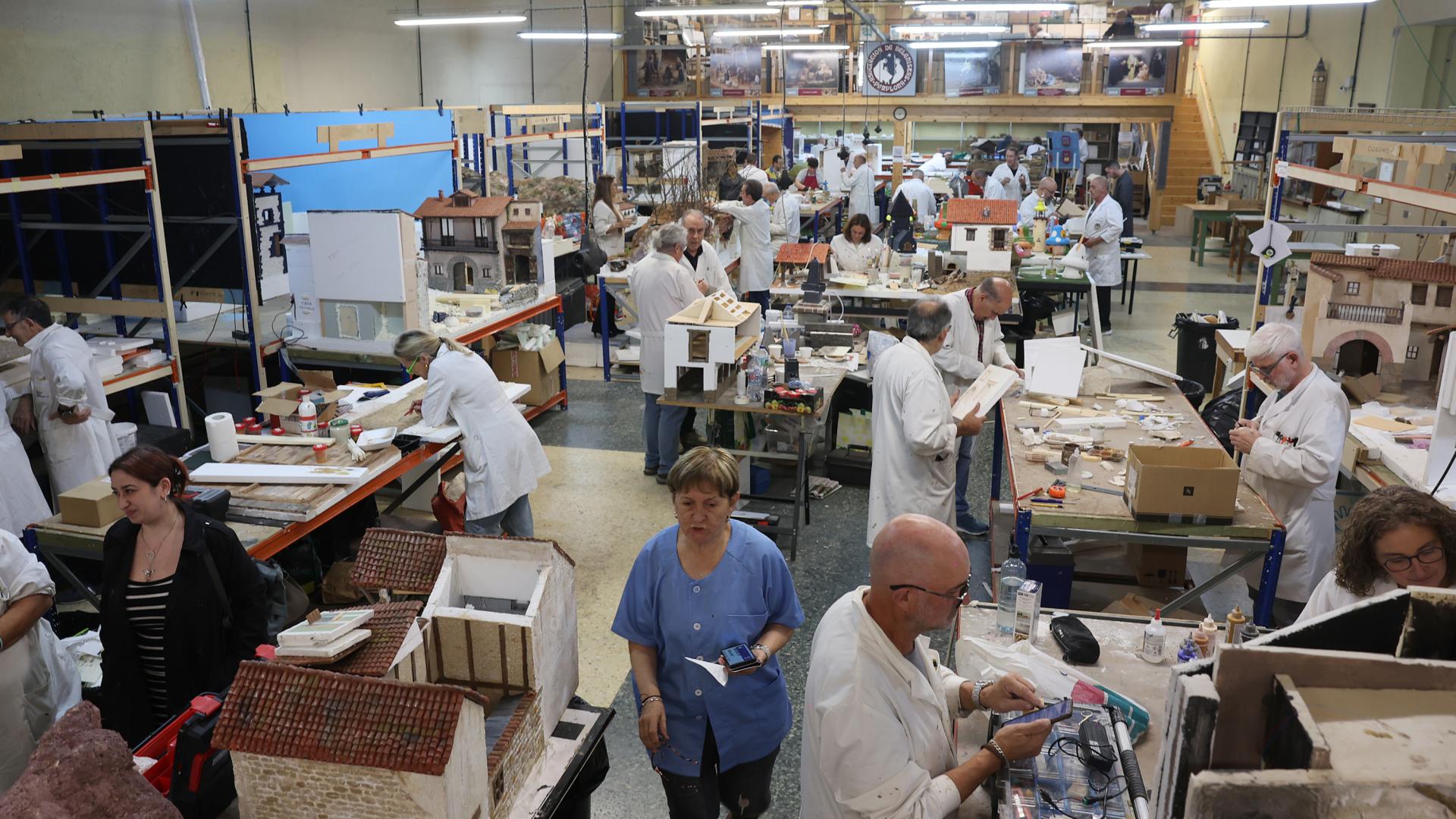 Belenistas trabajando en el taller de San Jorge, este mes de noviembre.