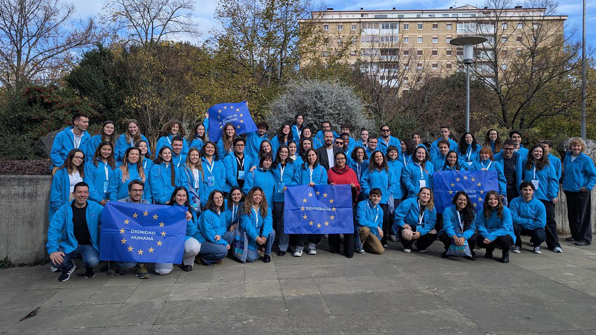 Foto de familia de los voluntarios participantes en la charla /