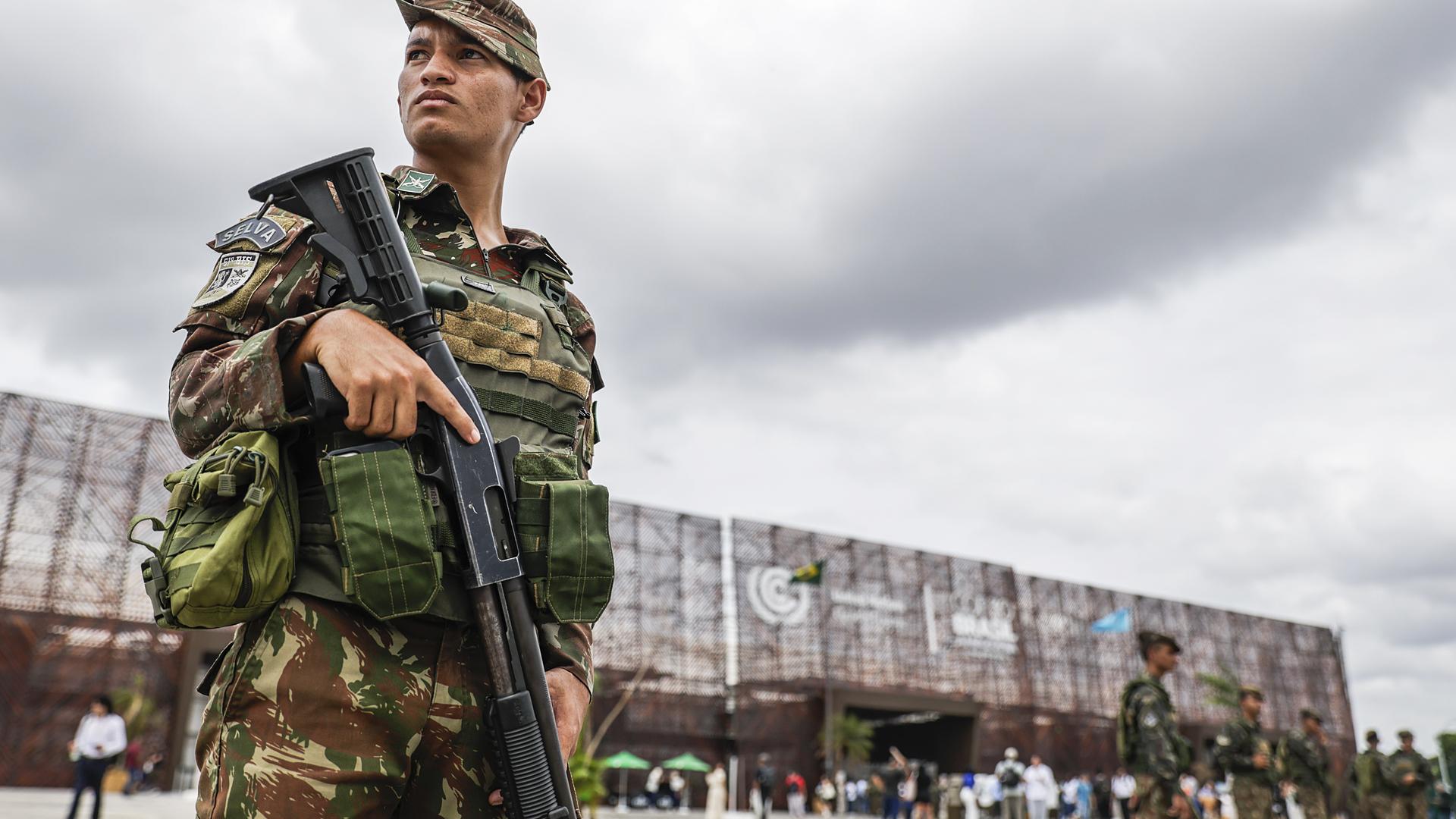 Integrantes de las Fuerzas Armadas custodian este jueves la entrada al Hangar de Exposiciones, sede de la Cumbre de la COP30 en Belém (Brasil) /