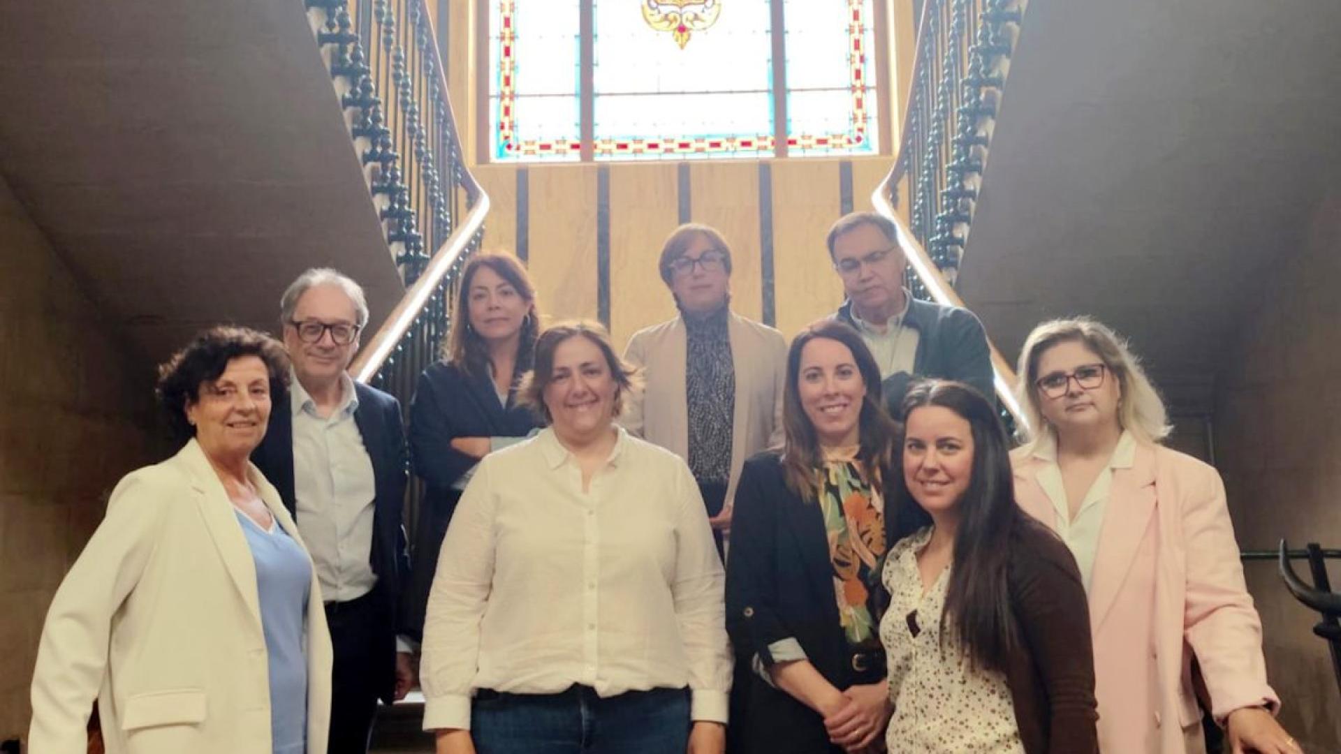 Representantes del Ayuntamiento de Estella, de Cocemfe y de Fundación 'La Caixa' en las escaleras del consistorio tras la reunión sobre el nuevo programa.