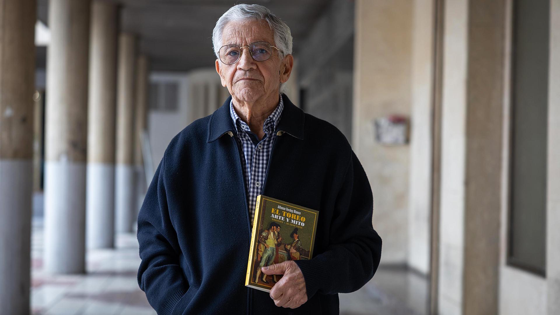 Alfonso Verdoy, con un ejemplar de su libro ‘El toreo. Arte y mito’ /