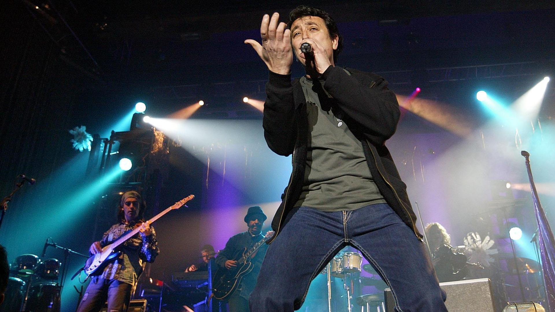 Manolo García, al comienzo de su concierto en Anaitasuna el 18 de febrero de 2005.
