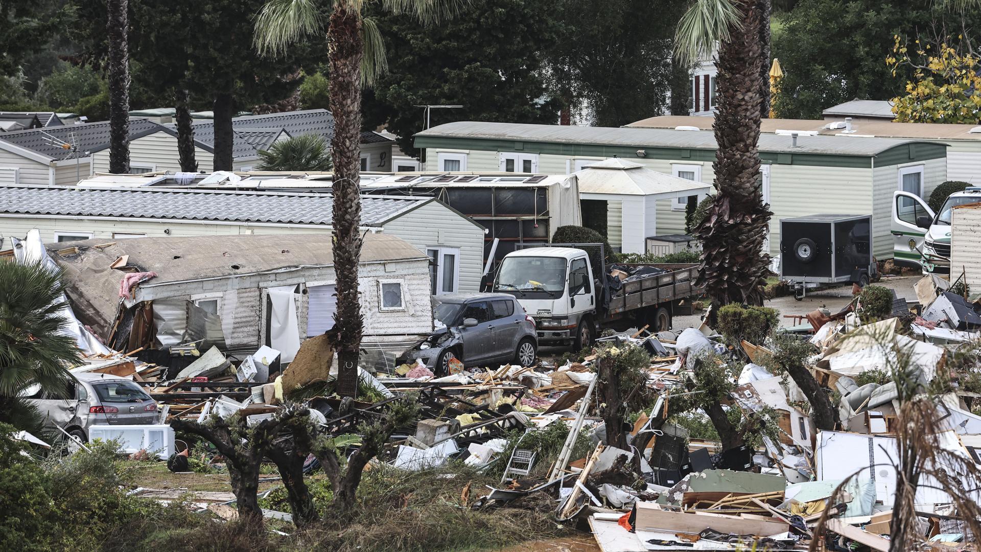 Daños causados por un pequeño tornado en el camping de la zona de Albufeira
