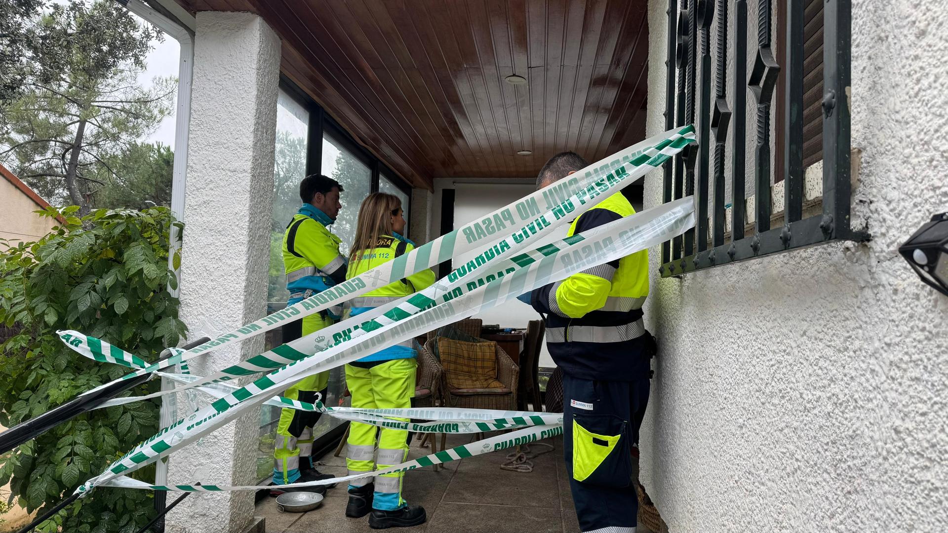 Efectivos sanitarios de emergencias, en el exterior de la vivienda donde se han hallado los cadáveresREMITIDA / HANDOUT por EMERGENCIAS 112 COMUNIDAD DE MADRIDFotografía remitida a medios de comunicación exclusivamente para ilustrar la noticia a la que hace referencia la imagen, y citando la procedencia de la imagen en la firma15/11/2025
