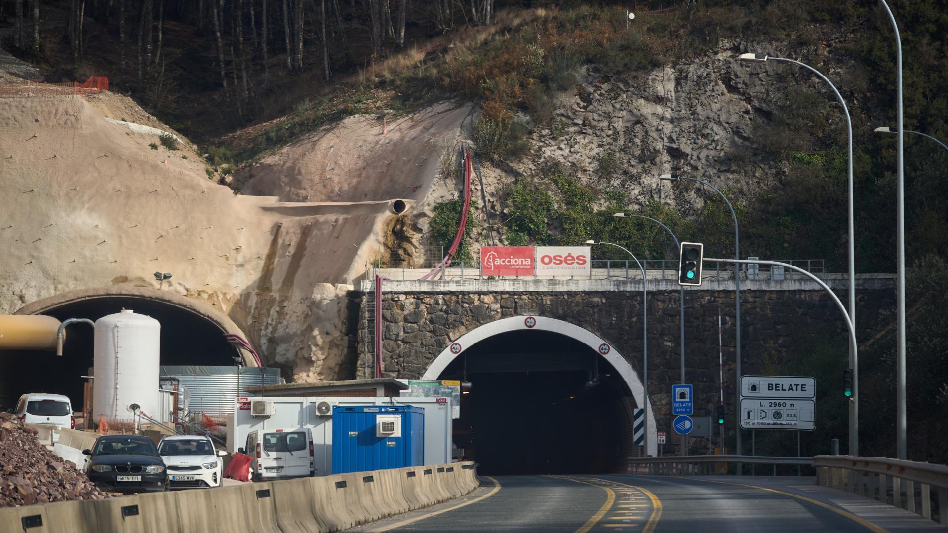 Las obras del túnel de Belate, con los carteles de Acciona y Osés tras la retirada del de Servinabar