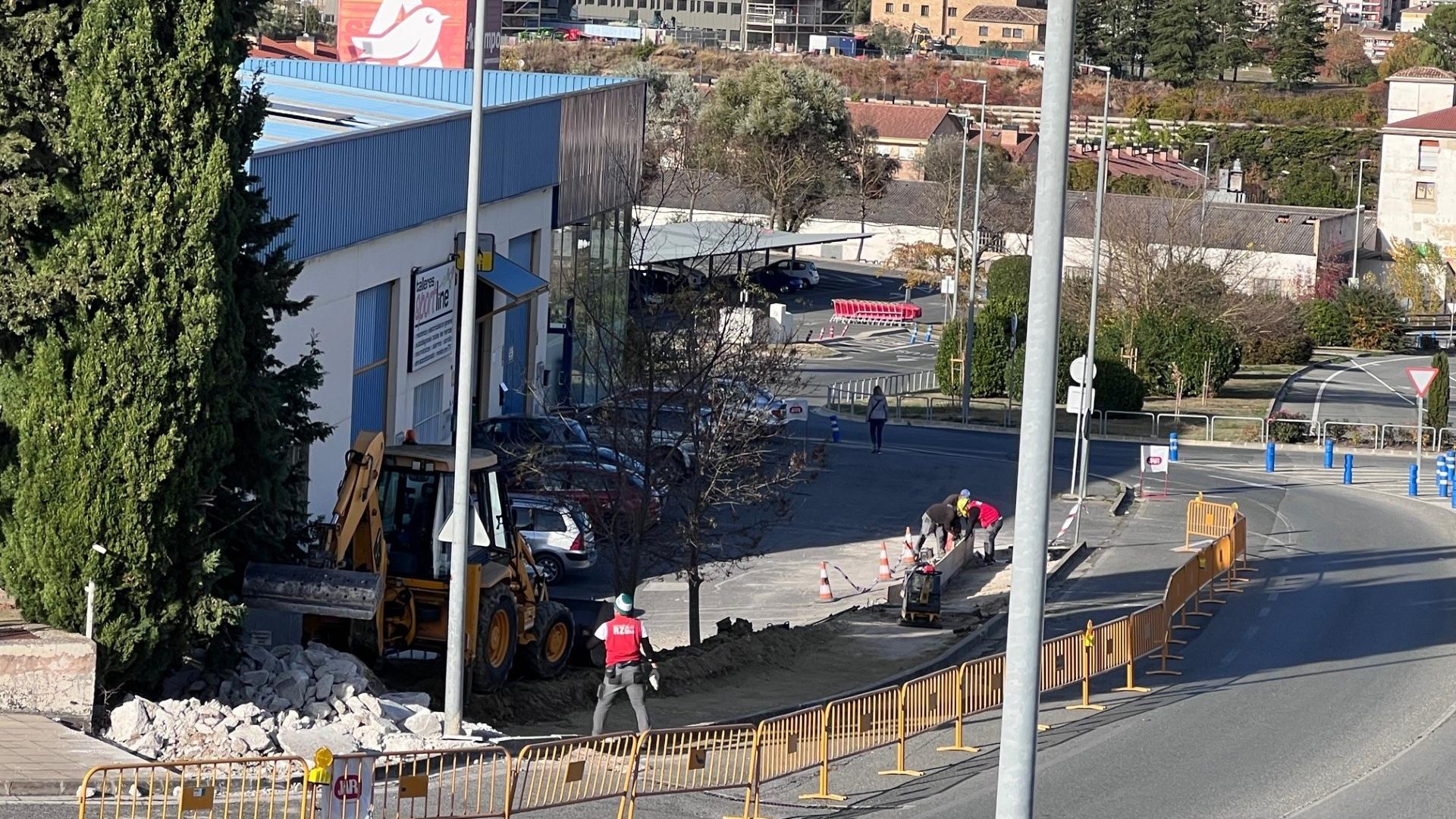 Imagen del tramo de acera que conecta la salida de Estella con la entrada de Ayegui ahora en obras.