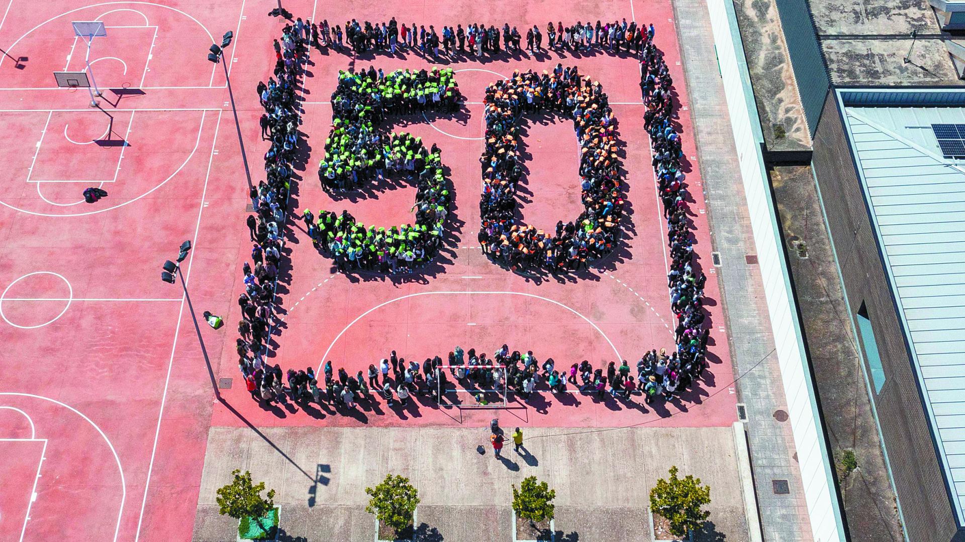 Foto aérea tomada con un dron de todo el alumnado formando un cincuenta en el patio del IES Tierra Estella por el aniversario