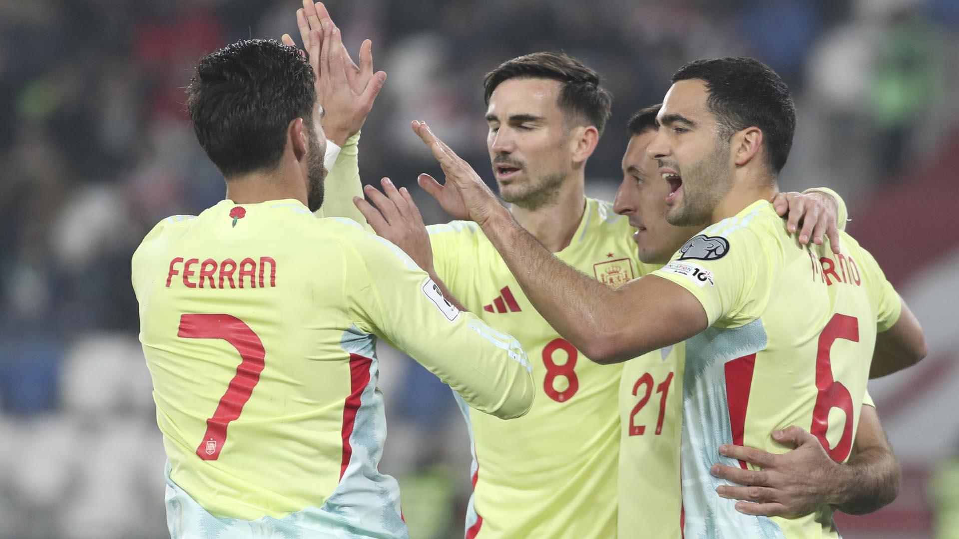 Los jugadores de la selección celebran uno de los goles ante Georgia