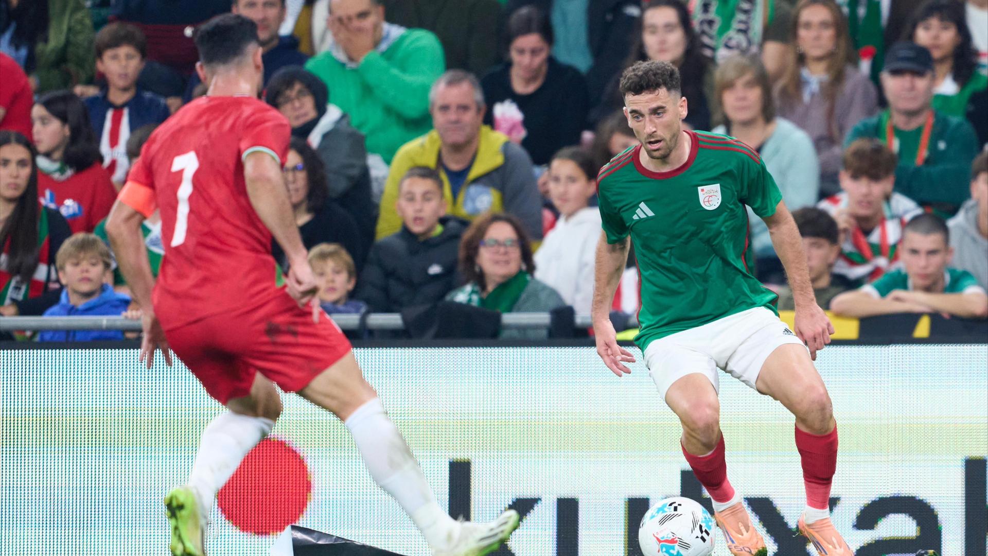 Kike Barja encara a un jugador de Palestina
