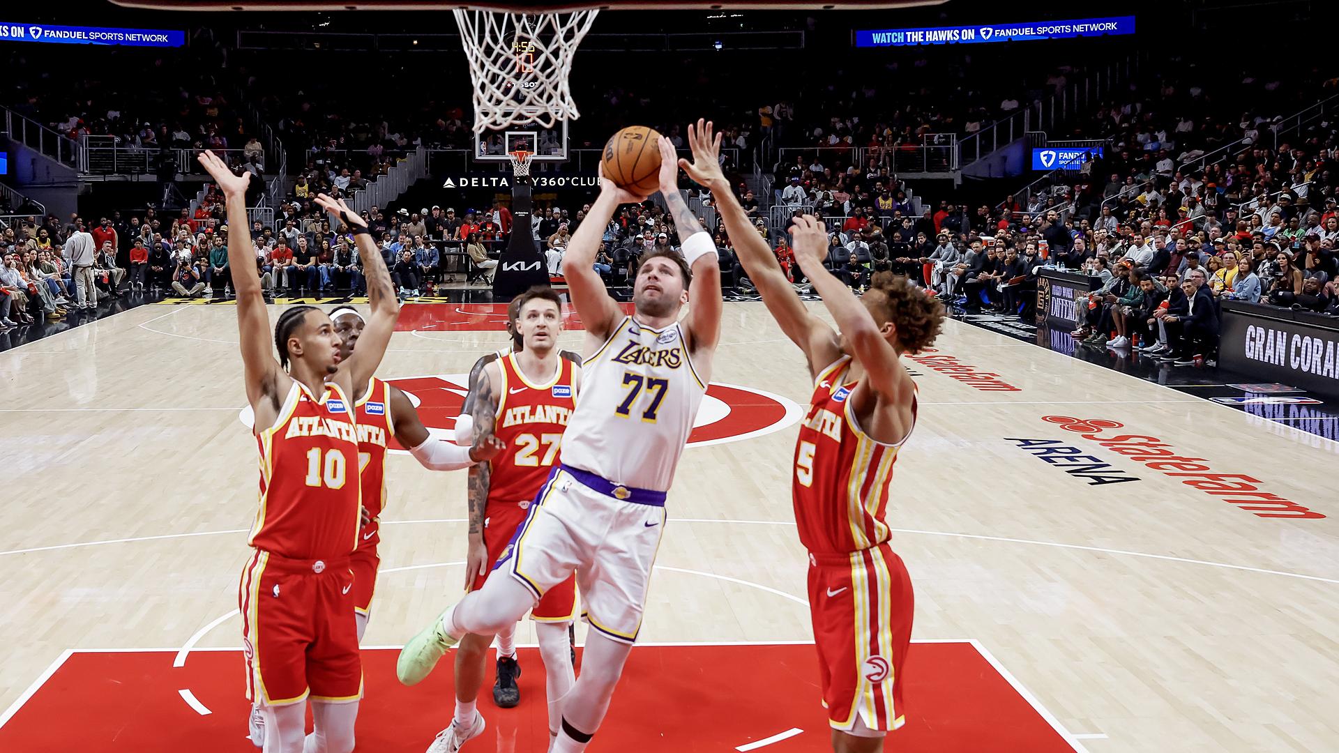 La defensa de los Hawks no puede parar a Luka Doncic en un partido anterior /