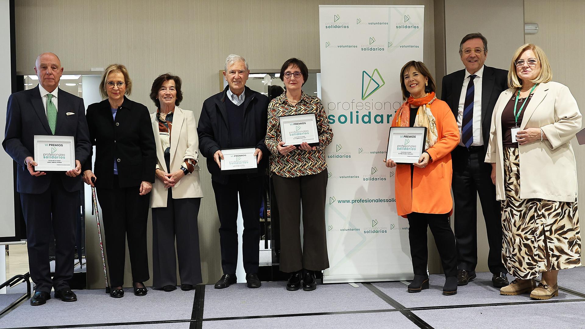 Los galardonados y los organizadores de la Fundación Profesionales Solidarios posan con los reconocimientos tras la gala /