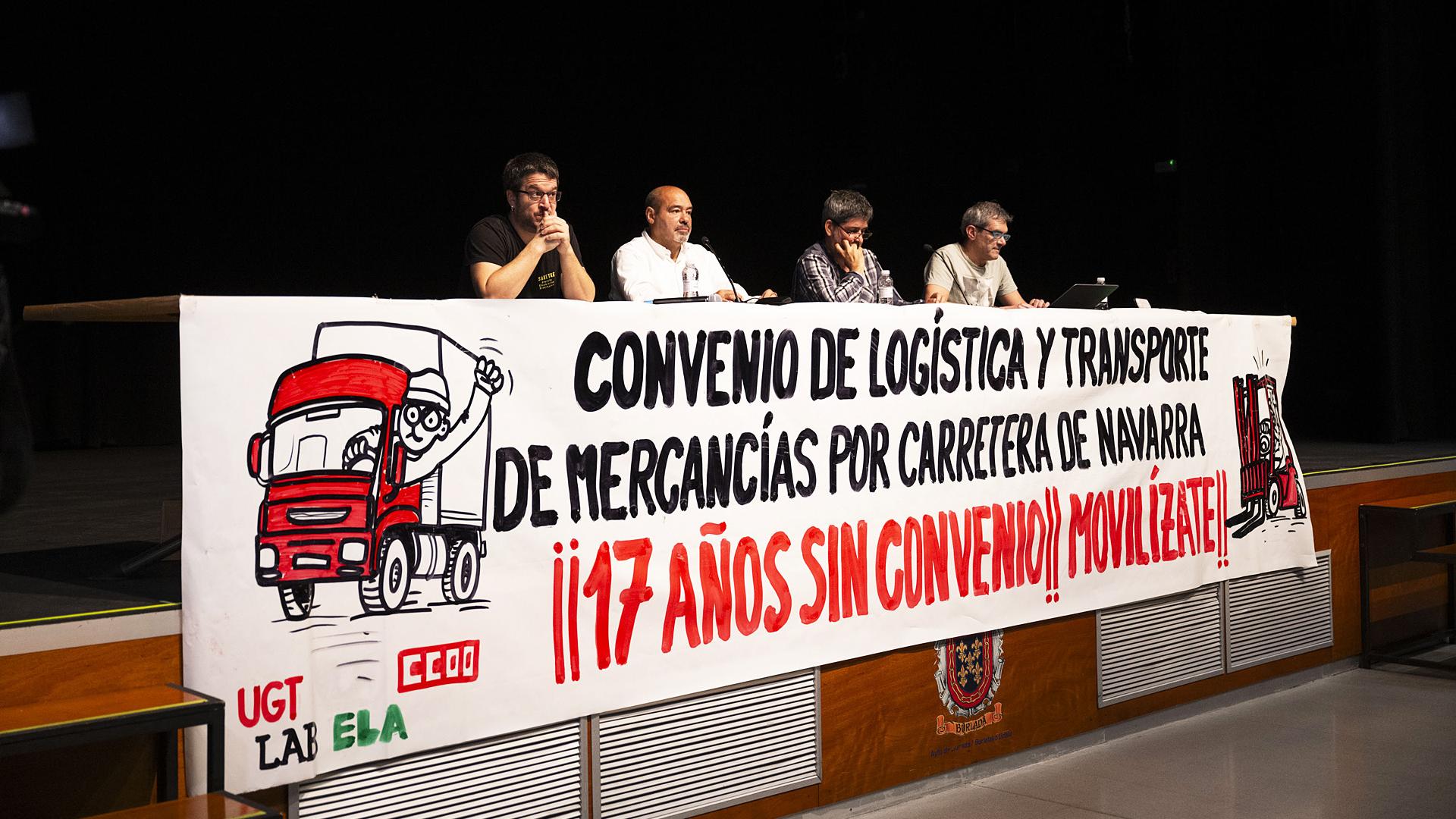 La mesa presidencial de los sindicatos en la asamblea de camioneros celebrada este domingo, 16 de noviembre, en la Casa de Cultura de Burlada /