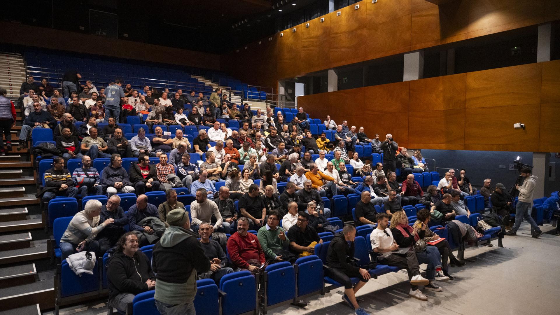 *Asistentes a la reunión celebrada hoy para camioneros en Burlada