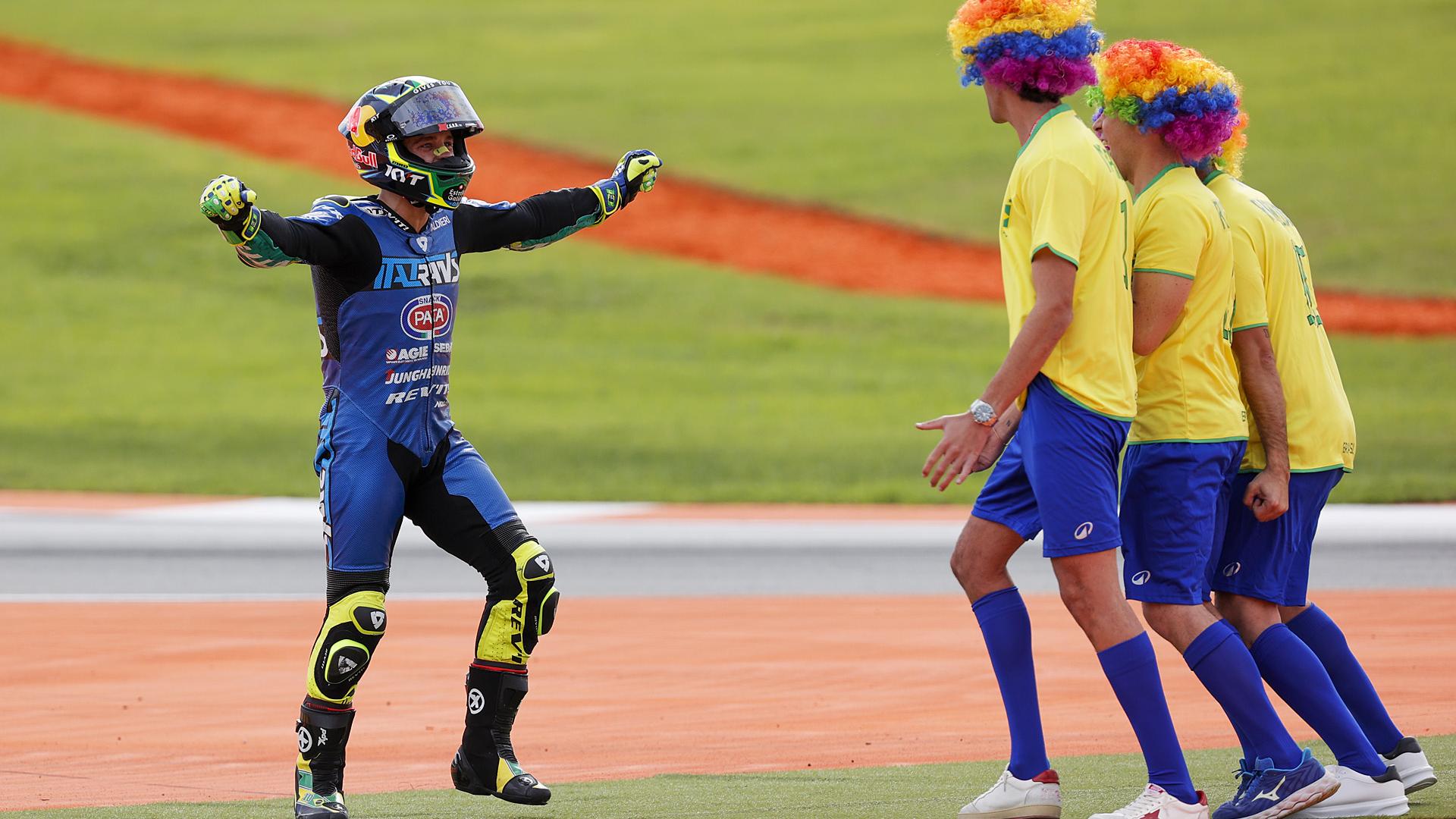 El piloto brasileño en la categoría de Moto 2, Diogo Moreira, celebra el campeonato al finalizar la carrera del Gran Premio de la Comunitat Valencia de MotoGP /