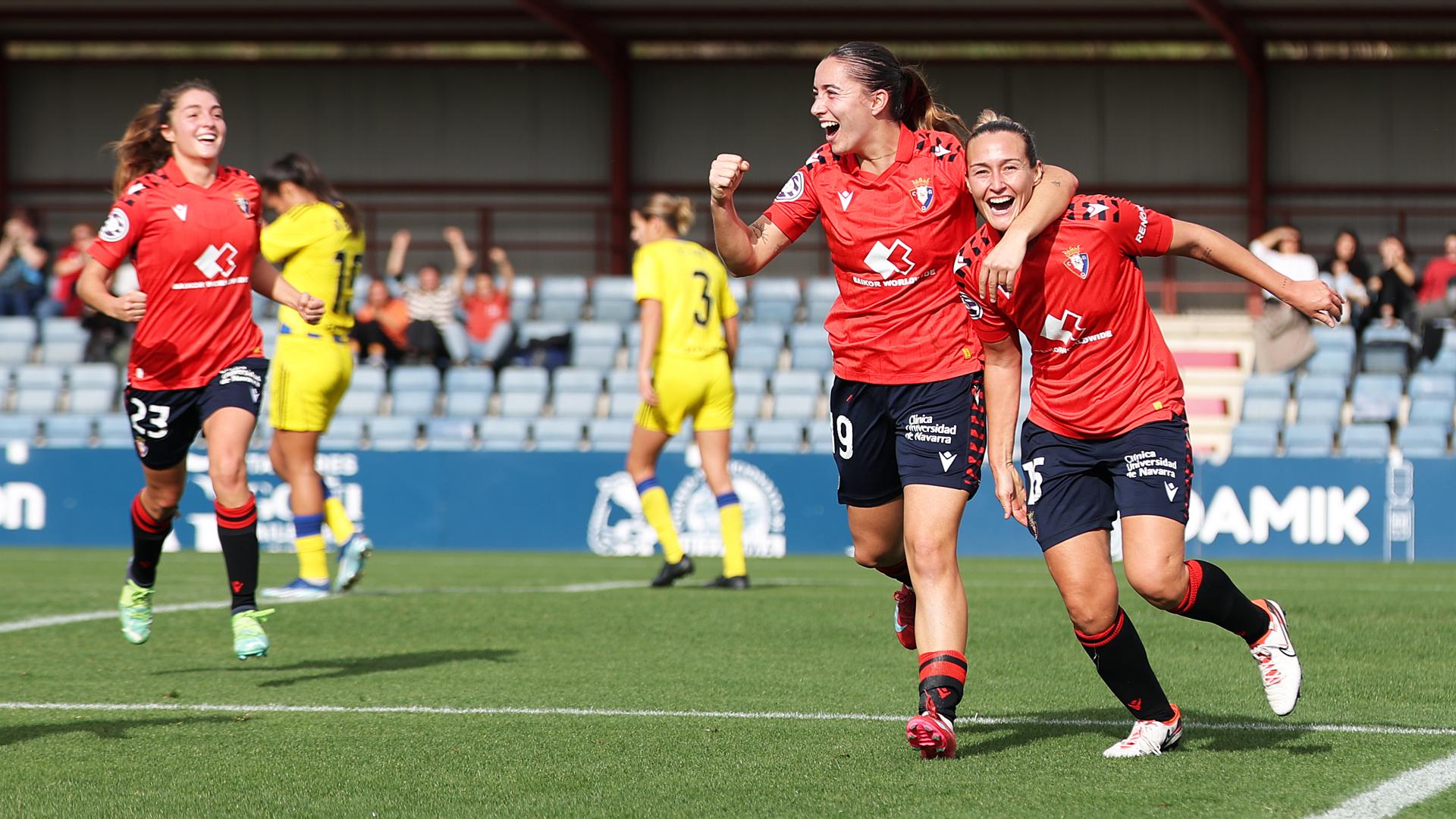 Andrea Palacios celebra el tercer gol de Osasuna junto a Ana Urzainqui /