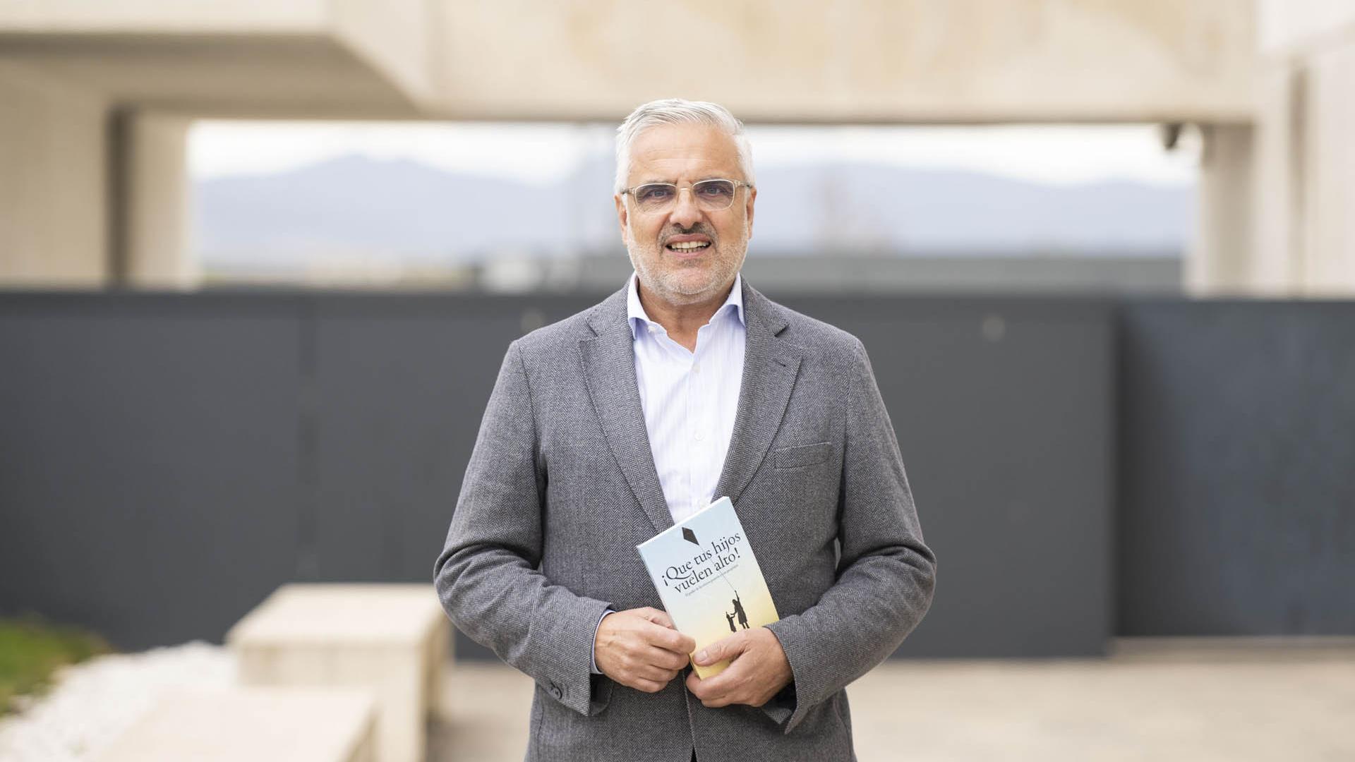El subdirector del colegio Irabia-Izaga, Fernando García Fernández, en la sede del centro en Cordovilla