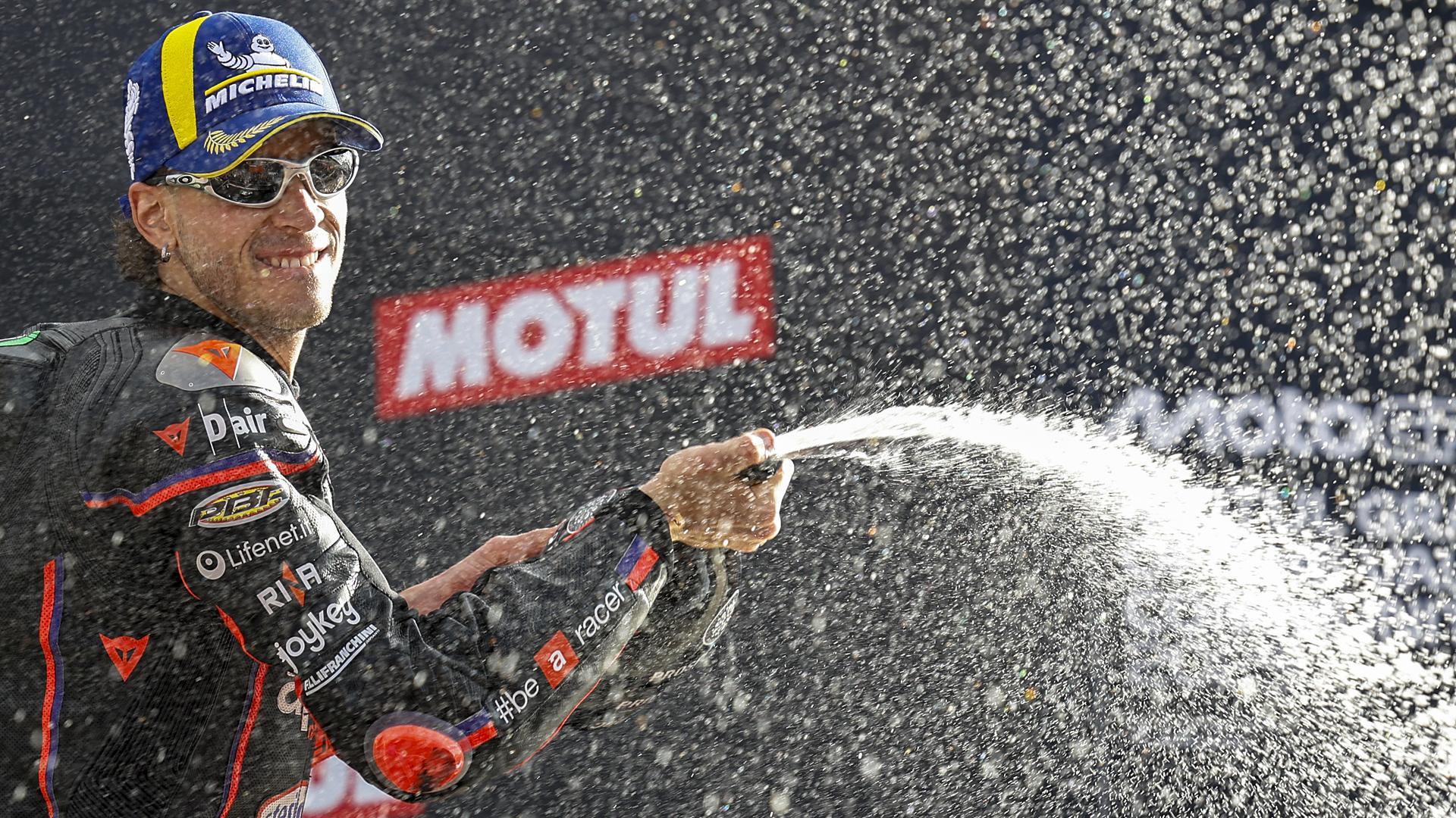 El piloto italiano en la categoría de Moto GP, Marco Bezzecchi, celebra su victoria en el Gran Premio de la Comunitat Valencia de MotoGP /